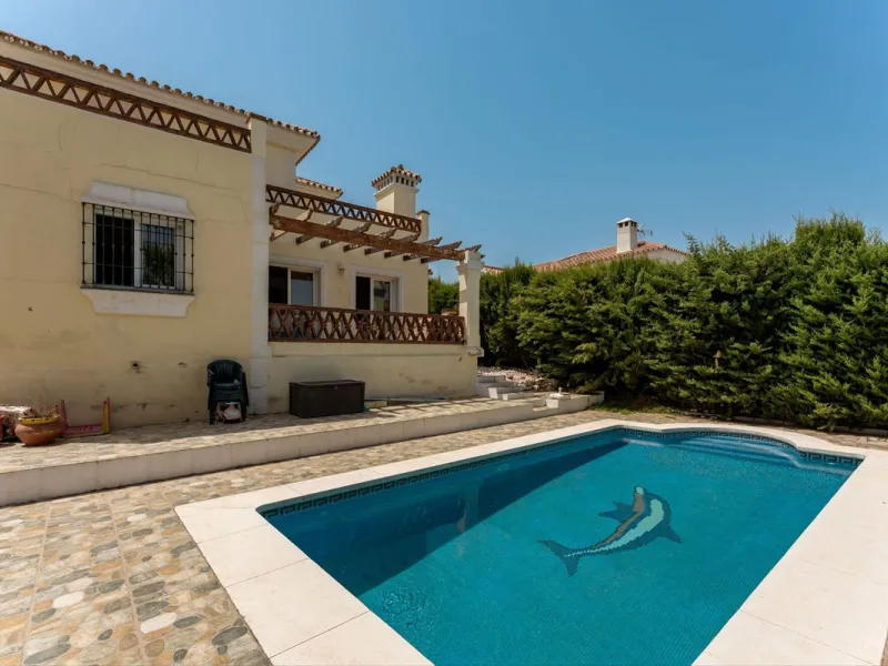 House - Detached Villa в продаже в Coín, Málaga. В доме 4 спален и 2 ванных комнат. Площадь дома 147 м². Площадь участка 600 м²