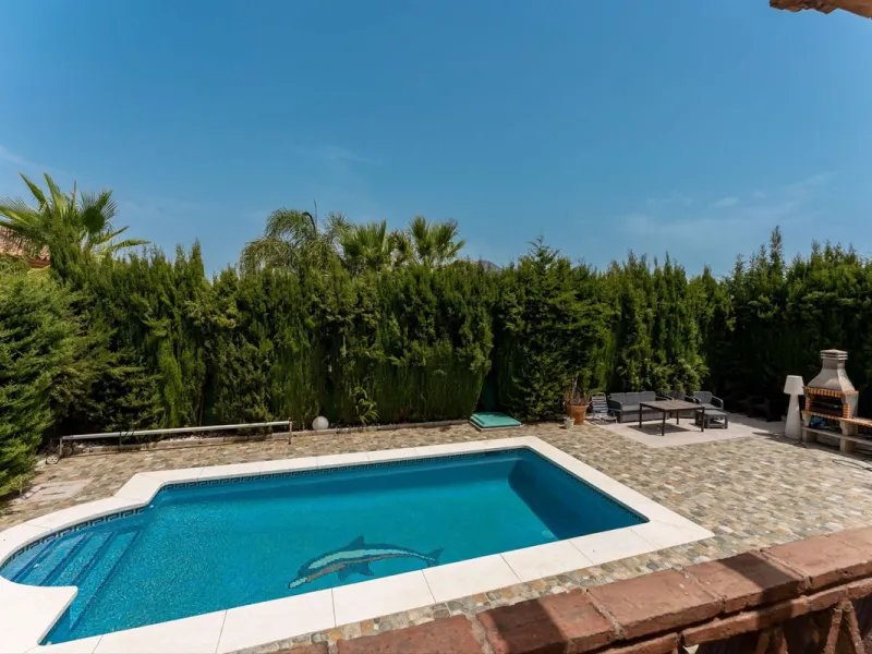 House - Detached Villa в продаже в Coín, Málaga. В доме 4 спален и 2 ванных комнат. Площадь дома 147 м². Площадь участка 600 м²