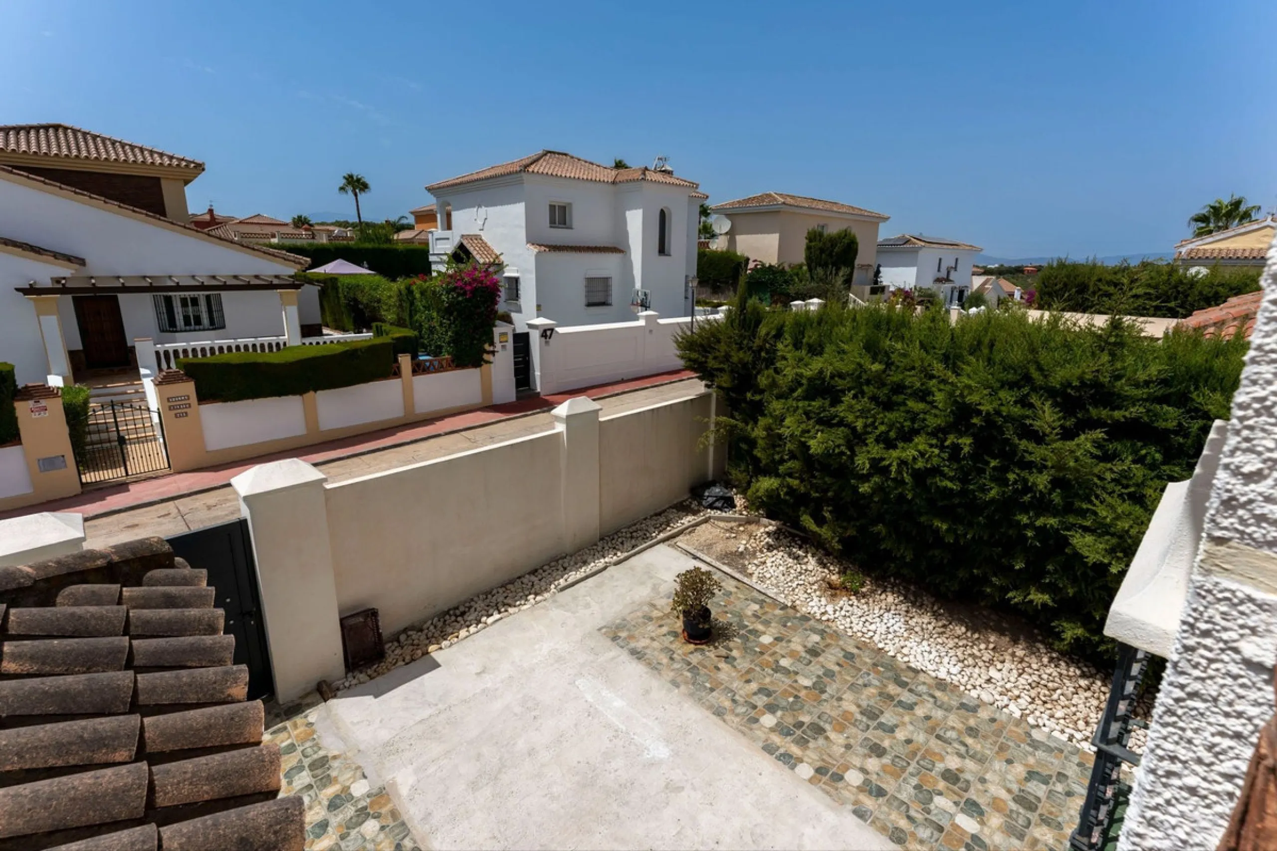 House - Detached Villa в продаже в Coín, Málaga. В доме 4 спален и 2 ванных комнат. Площадь дома 147 м². Площадь участка 600 м²
