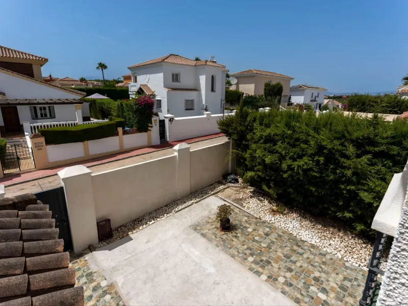 House - Detached Villa в продаже в Coín, Málaga. В доме 4 спален и 2 ванных комнат. Площадь дома 147 м². Площадь участка 600 м²
