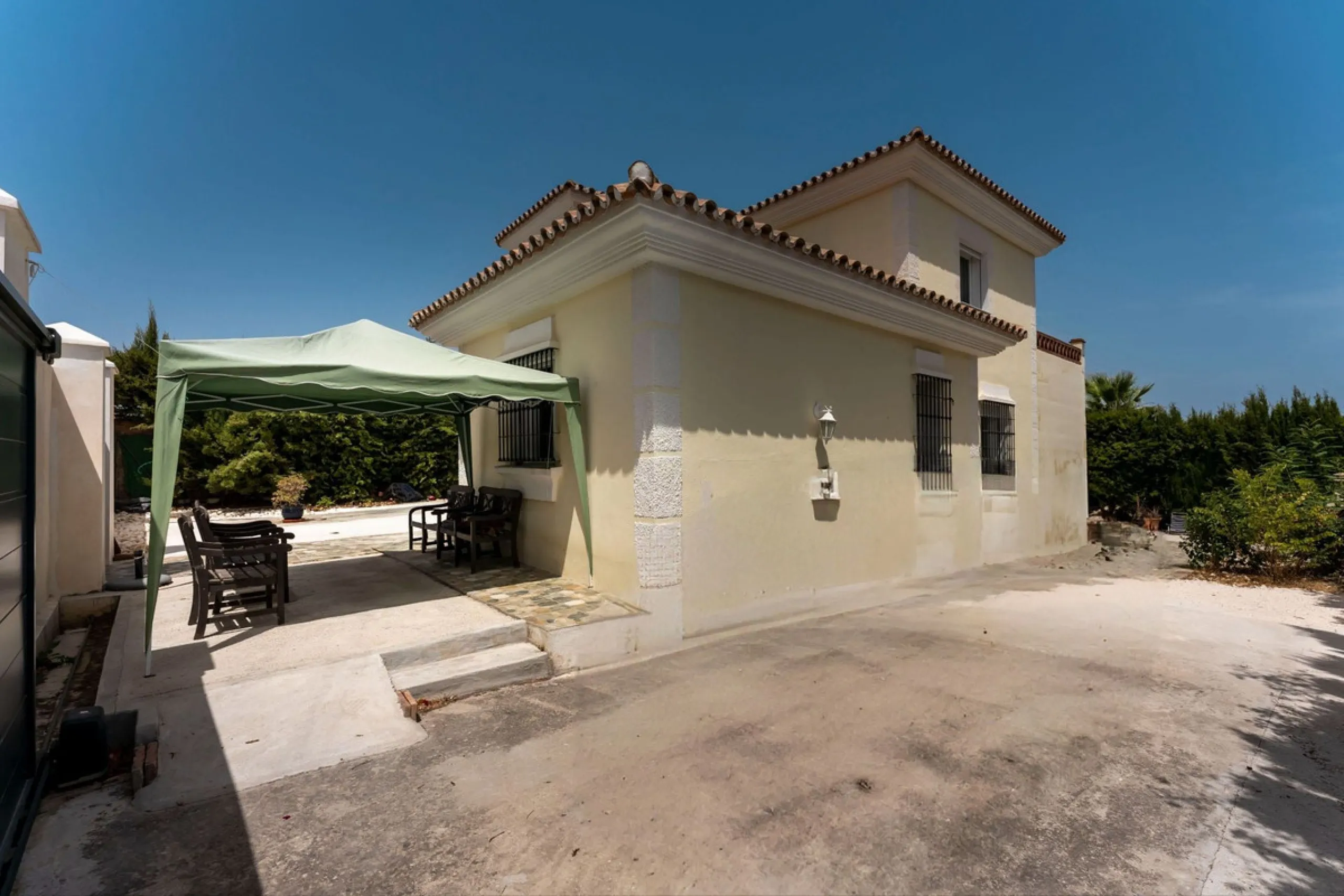 House - Detached Villa в продаже в Coín, Málaga. В доме 4 спален и 2 ванных комнат. Площадь дома 147 м². Площадь участка 600 м²