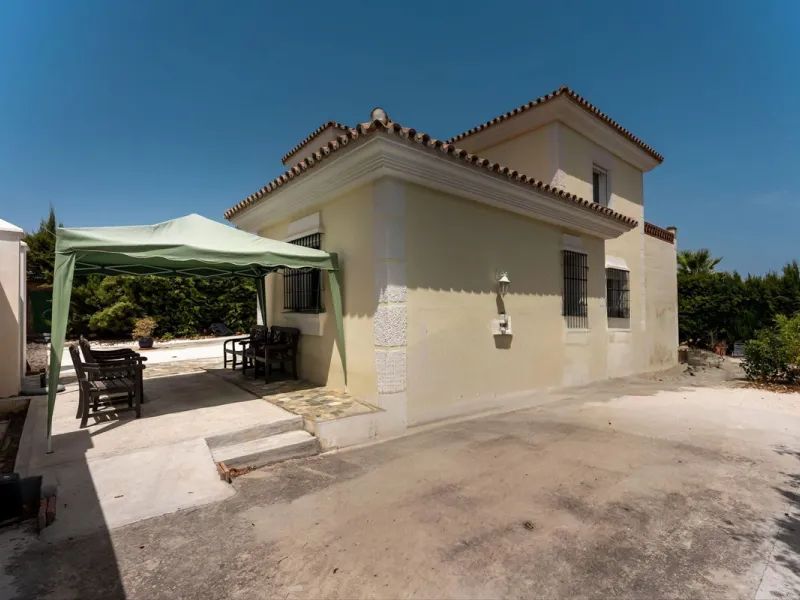 House - Detached Villa в продаже в Coín, Málaga. В доме 4 спален и 2 ванных комнат. Площадь дома 147 м². Площадь участка 600 м²