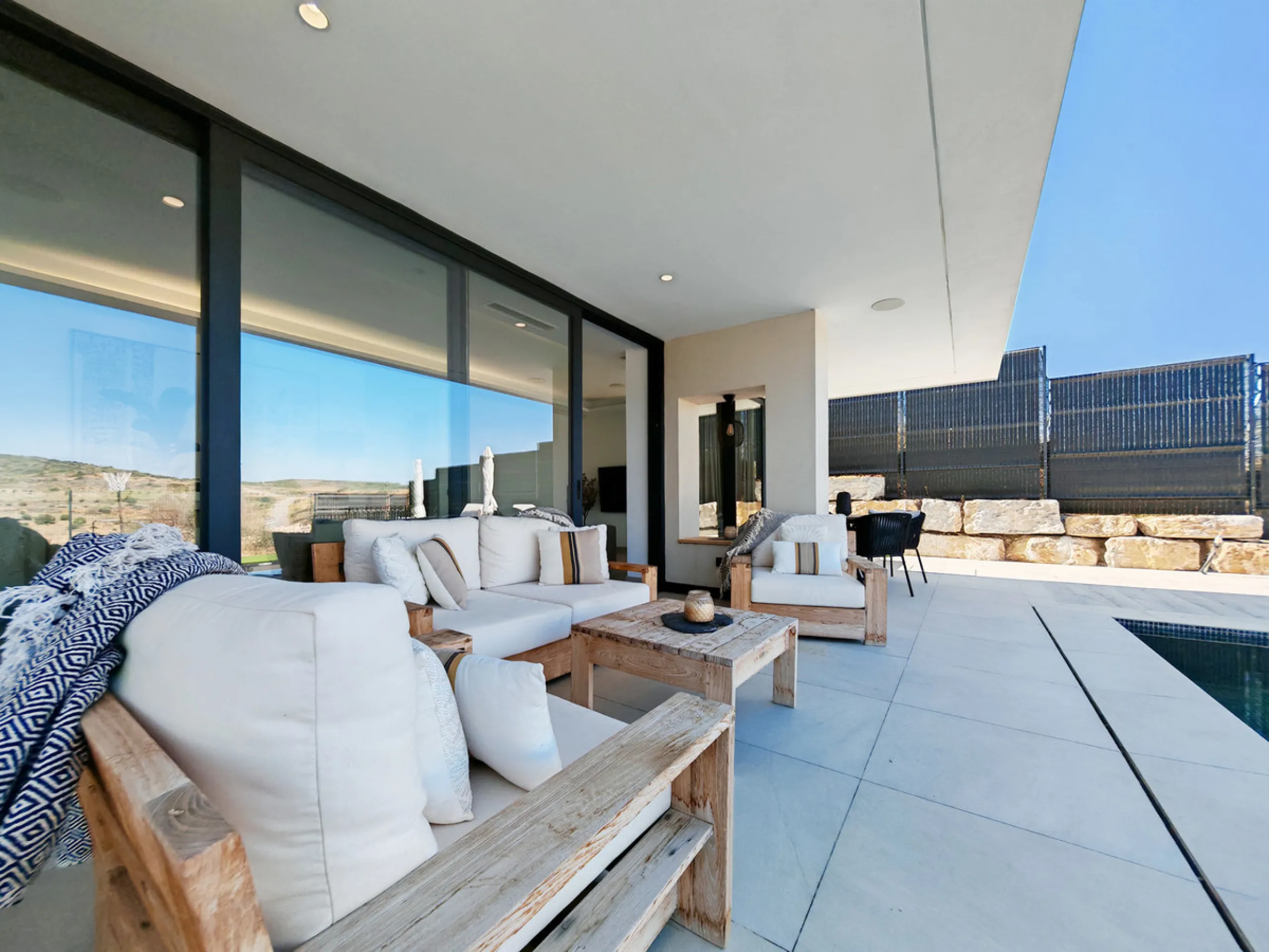 Villa for sale in , Estepona with 5 bedrooms, 3 bathrooms, 2 en suite bathrooms, 1 toilet and with orientation west, with private swimming pool, private garage (1 parking spaces) and private garden. Regarding property dimensions, it has 316 m² built and 4