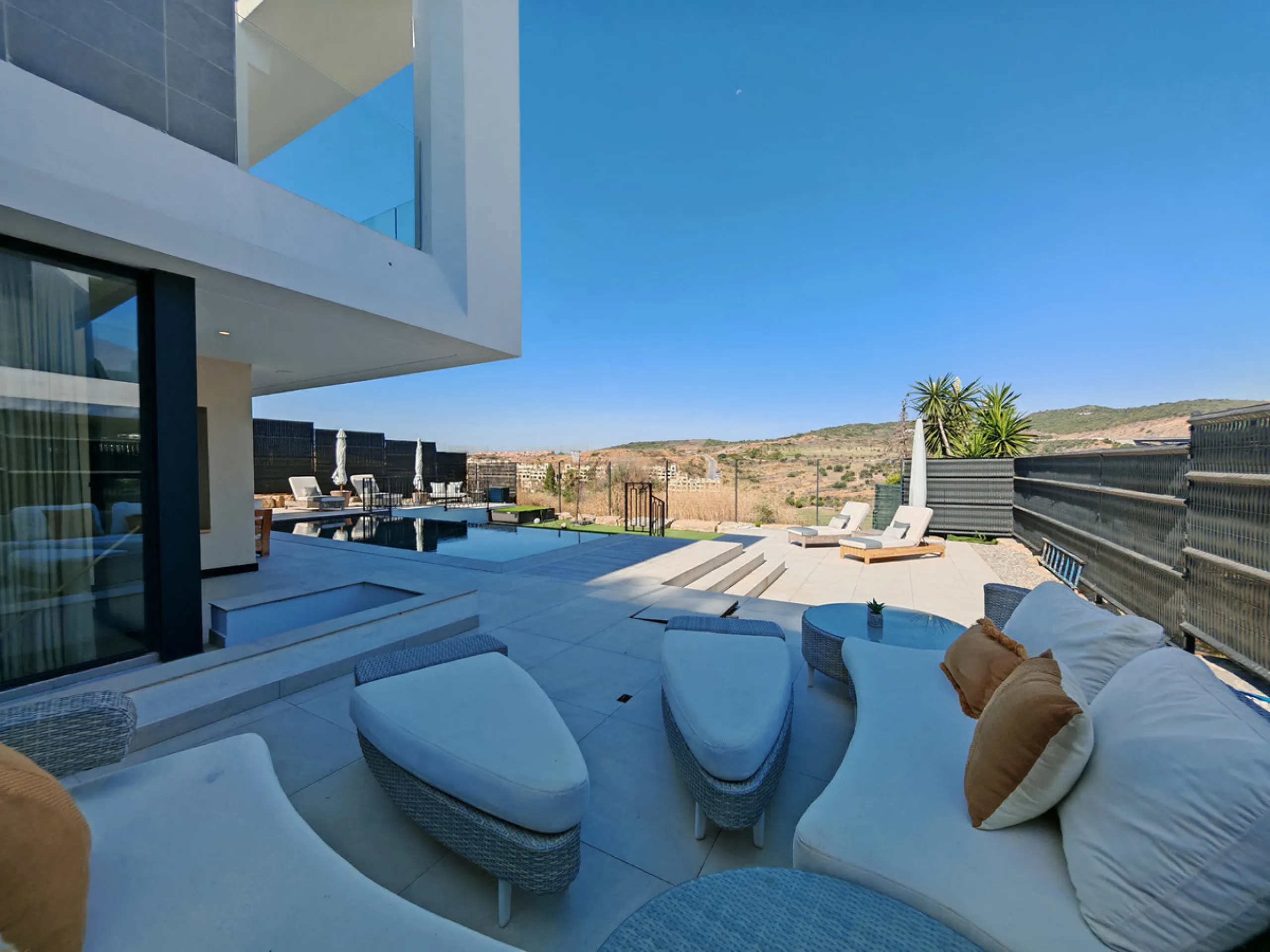Villa for sale in , Estepona with 5 bedrooms, 3 bathrooms, 2 en suite bathrooms, 1 toilet and with orientation west, with private swimming pool, private garage (1 parking spaces) and private garden. Regarding property dimensions, it has 316 m² built and 4