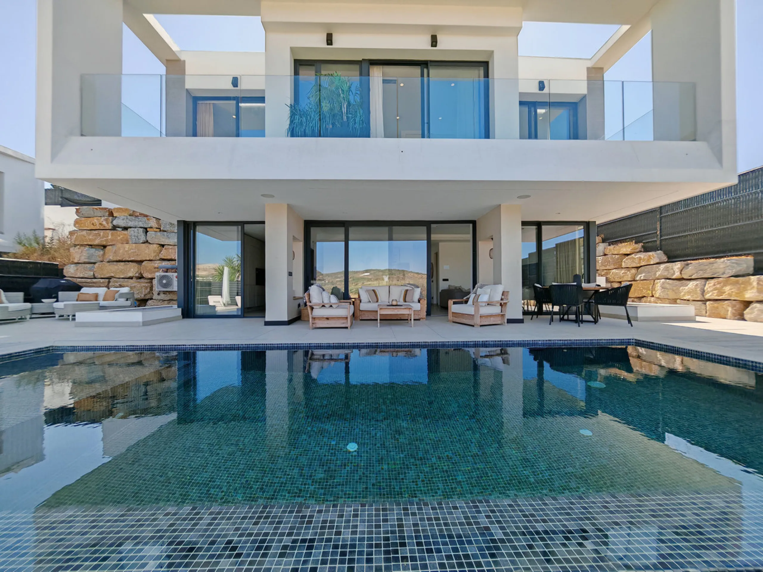 Villa for sale in , Estepona with 5 bedrooms, 3 bathrooms, 2 en suite bathrooms, 1 toilet and with orientation west, with private swimming pool, private garage (1 parking spaces) and private garden. Regarding property dimensions, it has 316 m² built and 4