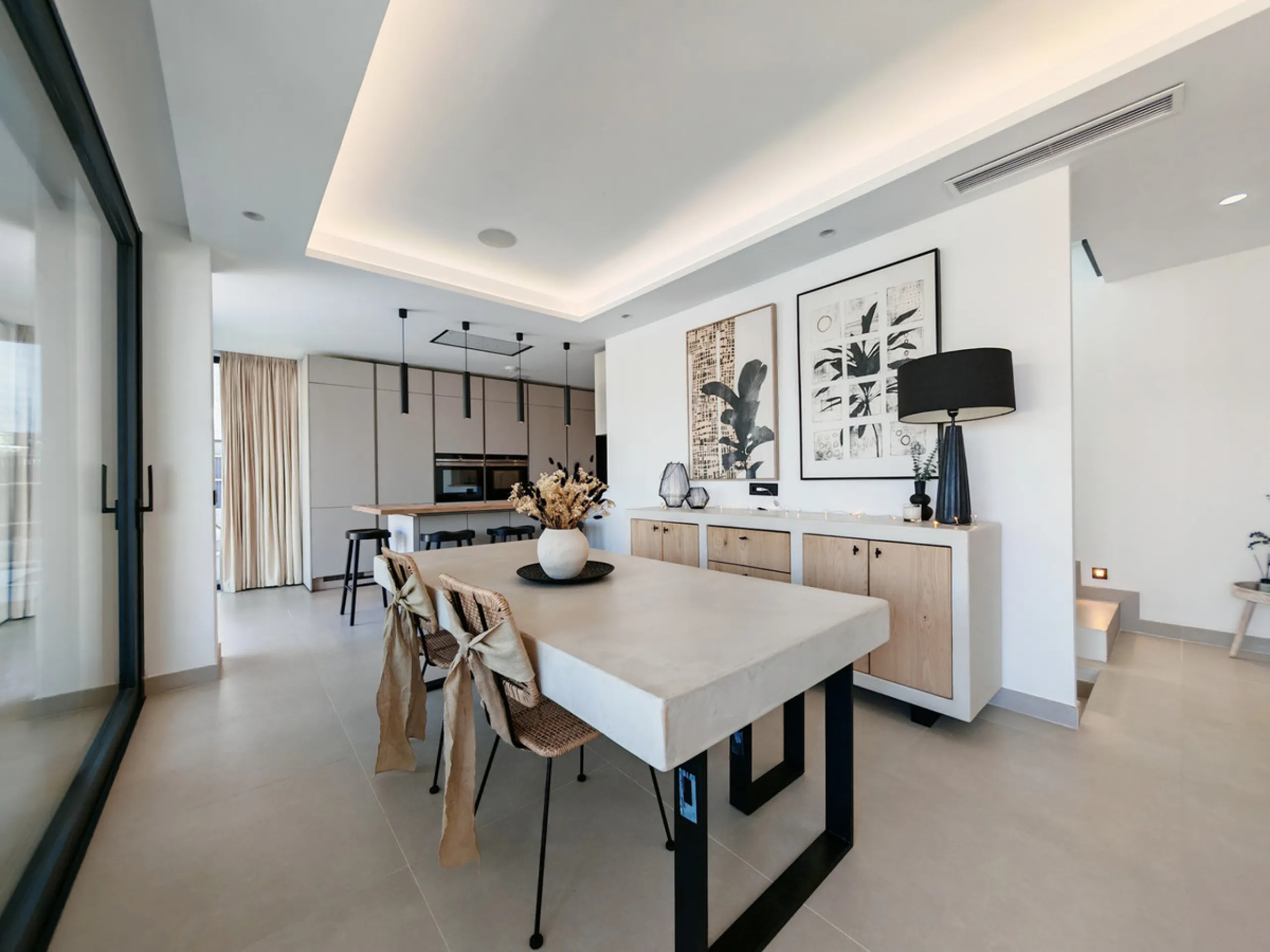 Villa for sale in , Estepona with 5 bedrooms, 3 bathrooms, 2 en suite bathrooms, 1 toilet and with orientation west, with private swimming pool, private garage (1 parking spaces) and private garden. Regarding property dimensions, it has 316 m² built and 4