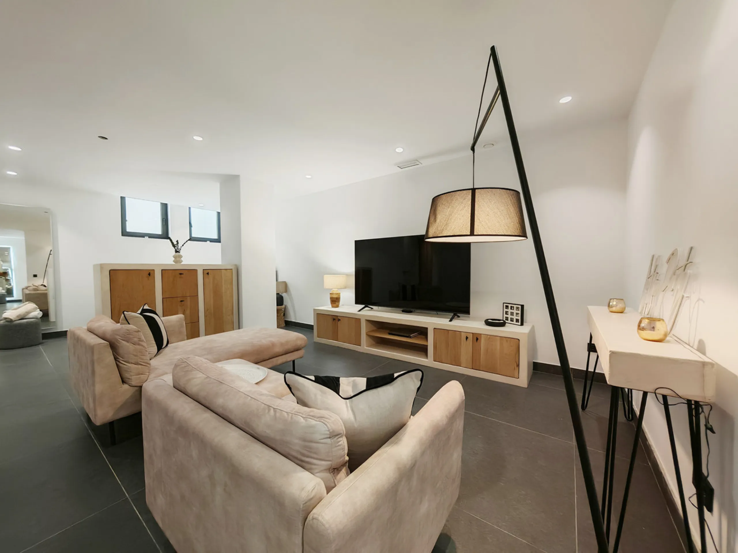 Villa for sale in , Estepona with 5 bedrooms, 3 bathrooms, 2 en suite bathrooms, 1 toilet and with orientation west, with private swimming pool, private garage (1 parking spaces) and private garden. Regarding property dimensions, it has 316 m² built and 4