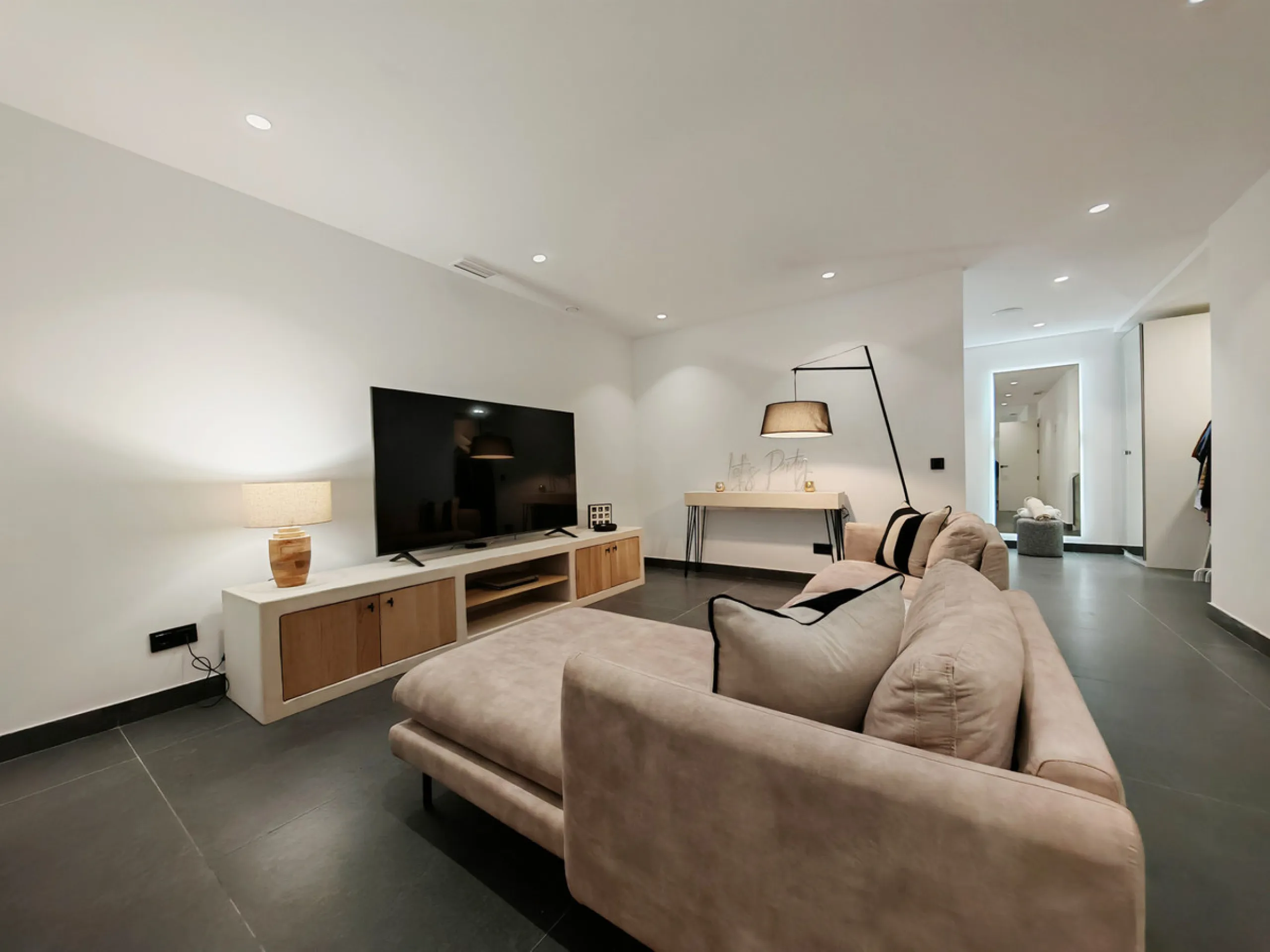 Villa for sale in , Estepona with 5 bedrooms, 3 bathrooms, 2 en suite bathrooms, 1 toilet and with orientation west, with private swimming pool, private garage (1 parking spaces) and private garden. Regarding property dimensions, it has 316 m² built and 4