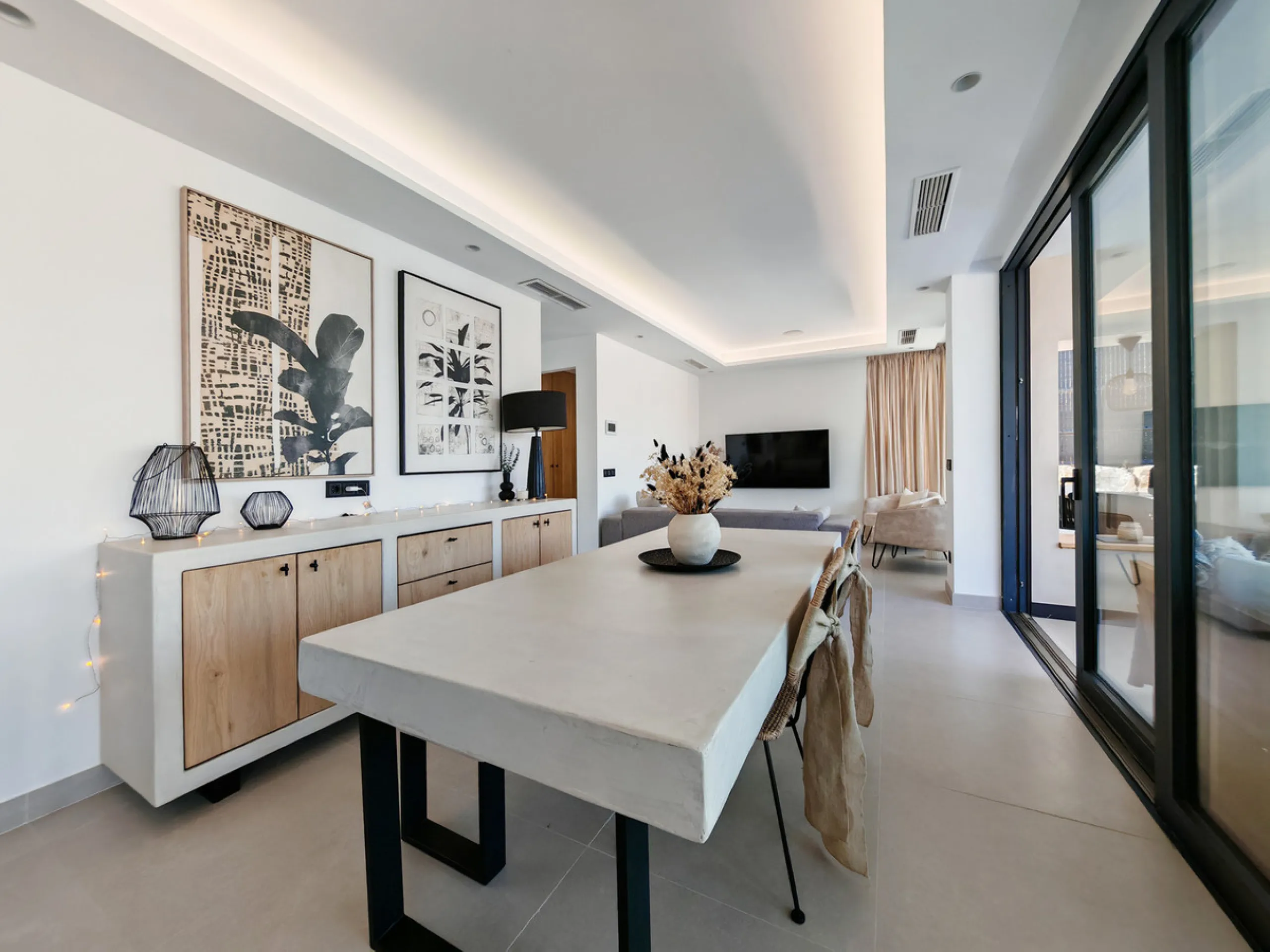 Villa for sale in , Estepona with 5 bedrooms, 3 bathrooms, 2 en suite bathrooms, 1 toilet and with orientation west, with private swimming pool, private garage (1 parking spaces) and private garden. Regarding property dimensions, it has 316 m² built and 4