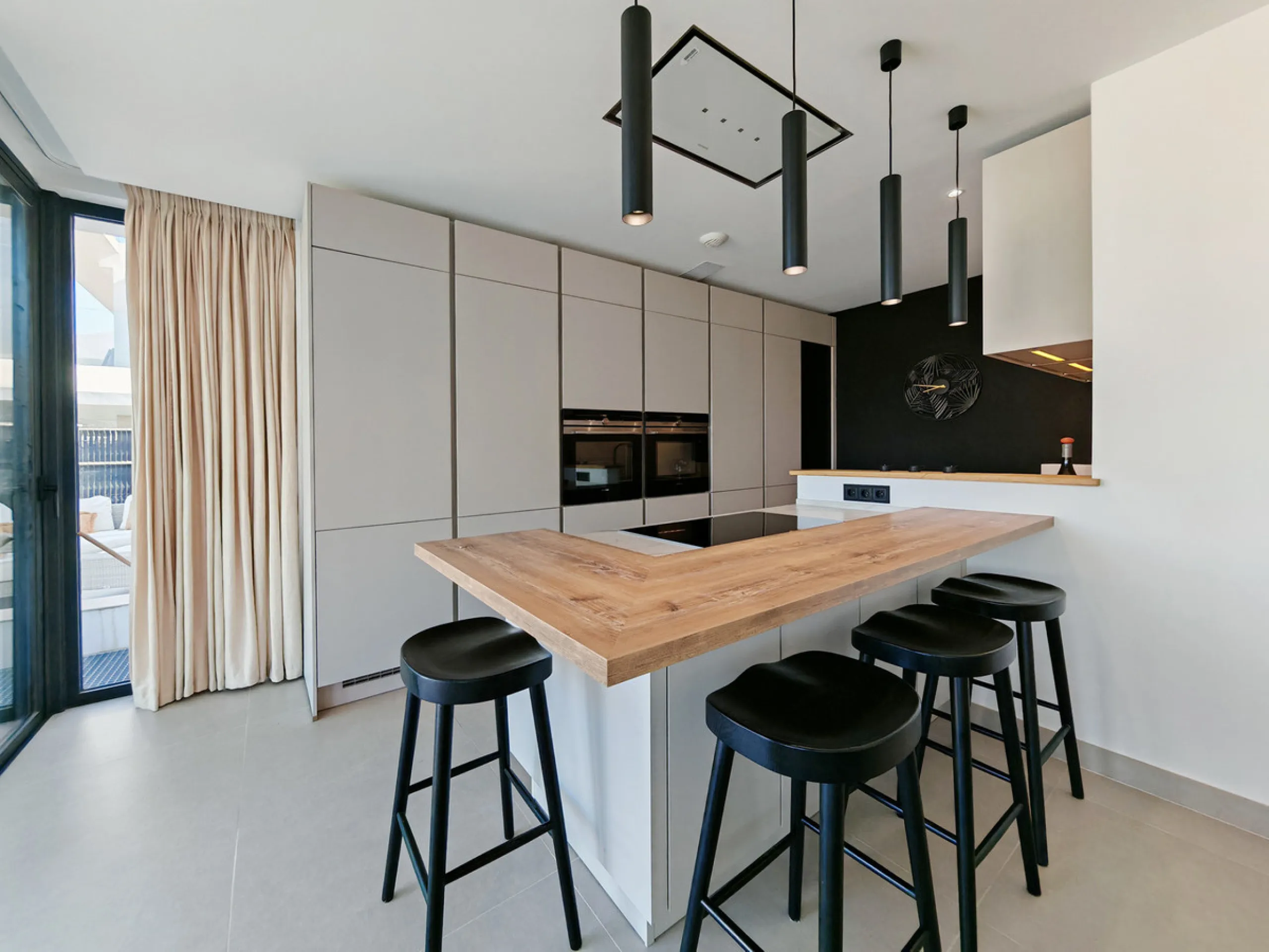 Villa for sale in , Estepona with 5 bedrooms, 3 bathrooms, 2 en suite bathrooms, 1 toilet and with orientation west, with private swimming pool, private garage (1 parking spaces) and private garden. Regarding property dimensions, it has 316 m² built and 4