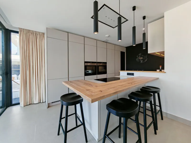Villa for sale in , Estepona with 5 bedrooms, 3 bathrooms, 2 en suite bathrooms, 1 toilet and with orientation west, with private swimming pool, private garage (1 parking spaces) and private garden. Regarding property dimensions, it has 316 m² built and 4