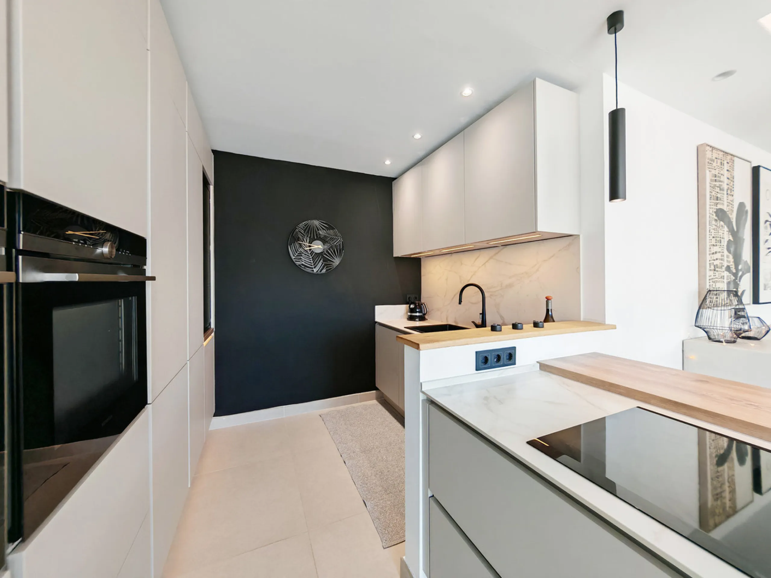 Villa for sale in , Estepona with 5 bedrooms, 3 bathrooms, 2 en suite bathrooms, 1 toilet and with orientation west, with private swimming pool, private garage (1 parking spaces) and private garden. Regarding property dimensions, it has 316 m² built and 4