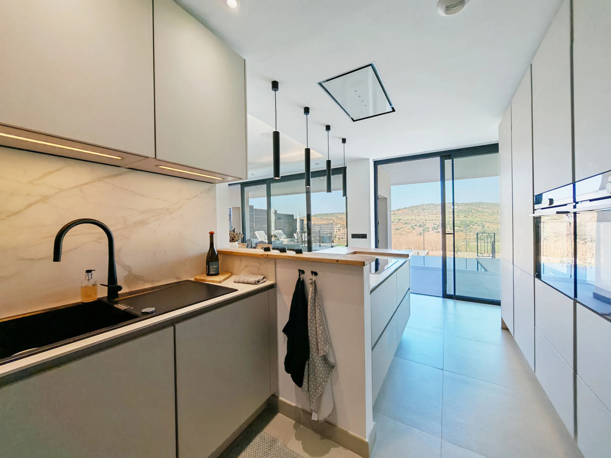 Villa for sale in , Estepona with 5 bedrooms, 3 bathrooms, 2 en suite bathrooms, 1 toilet and with orientation west, with private swimming pool, private garage (1 parking spaces) and private garden. Regarding property dimensions, it has 316 m² built and 4