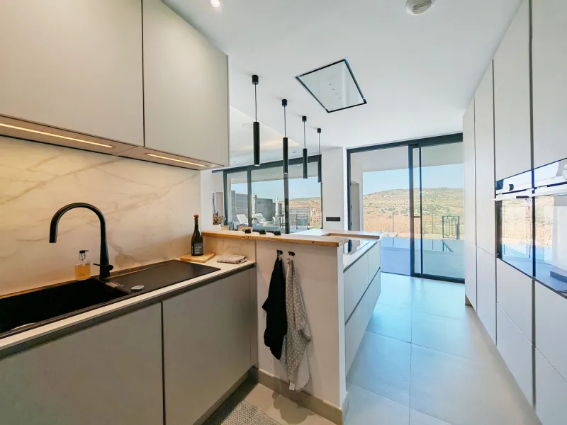 Villa for sale in , Estepona with 5 bedrooms, 3 bathrooms, 2 en suite bathrooms, 1 toilet and with orientation west, with private swimming pool, private garage (1 parking spaces) and private garden. Regarding property dimensions, it has 316 m² built and 4