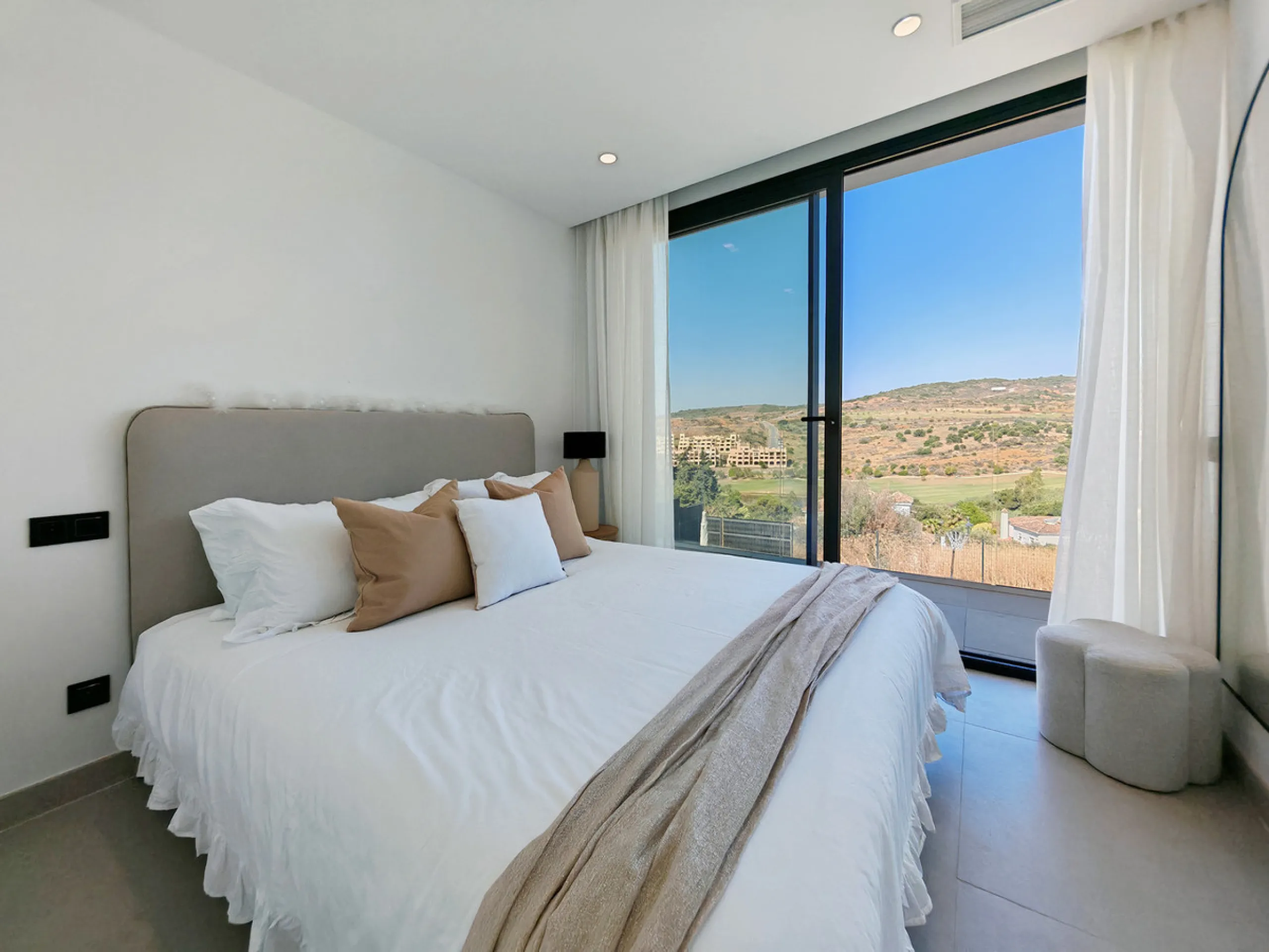 Villa for sale in , Estepona with 5 bedrooms, 3 bathrooms, 2 en suite bathrooms, 1 toilet and with orientation west, with private swimming pool, private garage (1 parking spaces) and private garden. Regarding property dimensions, it has 316 m² built and 4