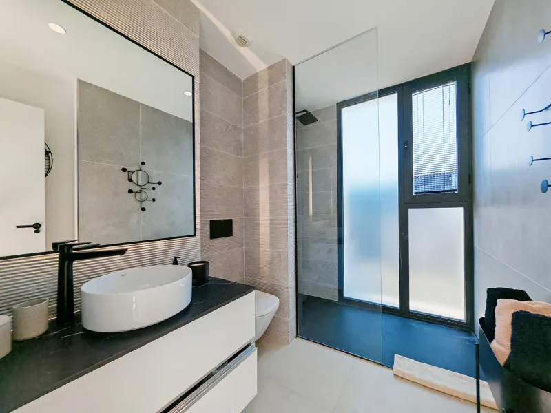 Villa for sale in , Estepona with 5 bedrooms, 3 bathrooms, 2 en suite bathrooms, 1 toilet and with orientation west, with private swimming pool, private garage (1 parking spaces) and private garden. Regarding property dimensions, it has 316 m² built and 4