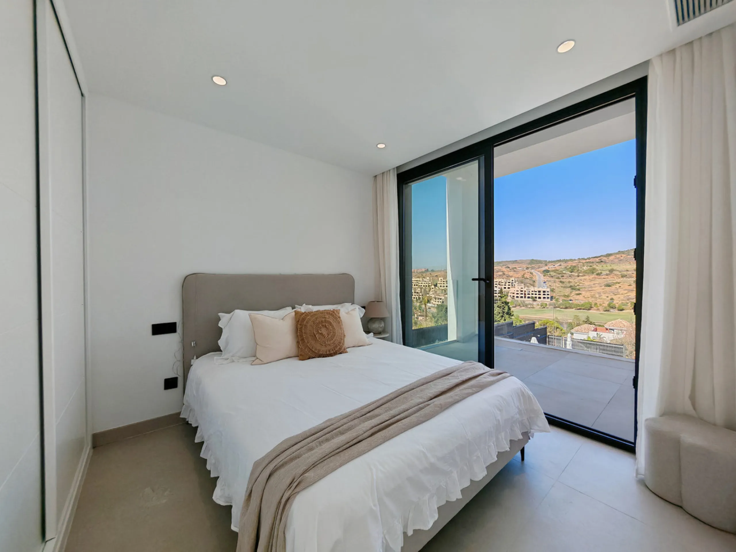 Villa for sale in , Estepona with 5 bedrooms, 3 bathrooms, 2 en suite bathrooms, 1 toilet and with orientation west, with private swimming pool, private garage (1 parking spaces) and private garden. Regarding property dimensions, it has 316 m² built and 4