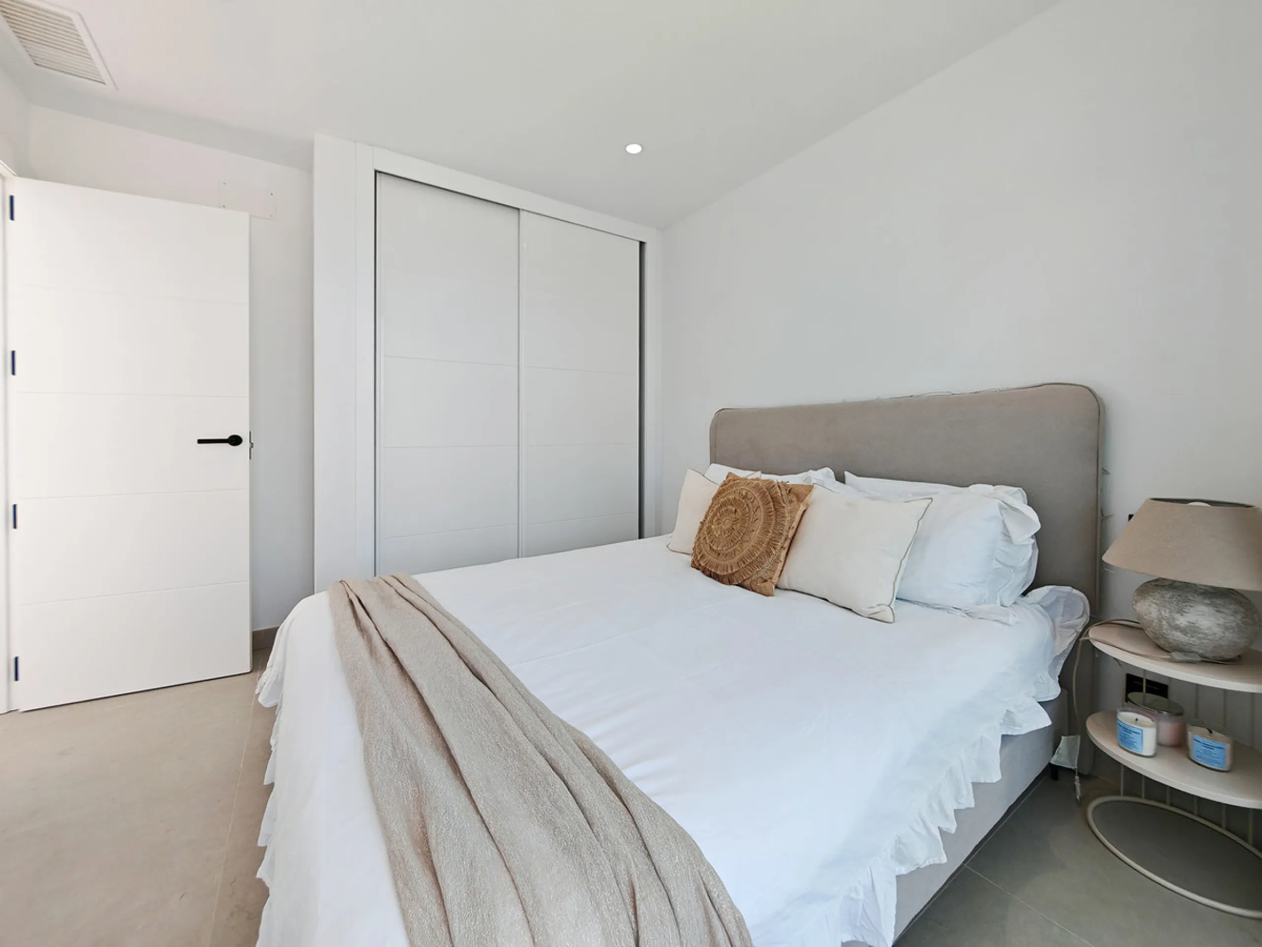 Villa for sale in , Estepona with 5 bedrooms, 3 bathrooms, 2 en suite bathrooms, 1 toilet and with orientation west, with private swimming pool, private garage (1 parking spaces) and private garden. Regarding property dimensions, it has 316 m² built and 4