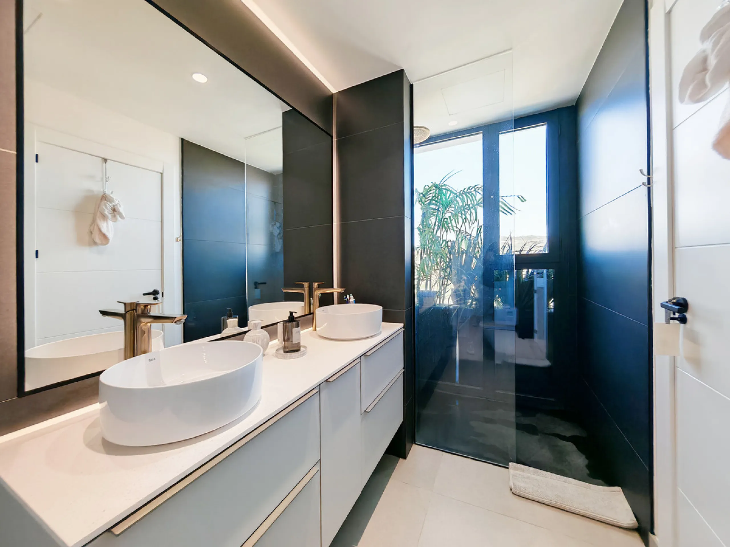 Villa for sale in , Estepona with 5 bedrooms, 3 bathrooms, 2 en suite bathrooms, 1 toilet and with orientation west, with private swimming pool, private garage (1 parking spaces) and private garden. Regarding property dimensions, it has 316 m² built and 4