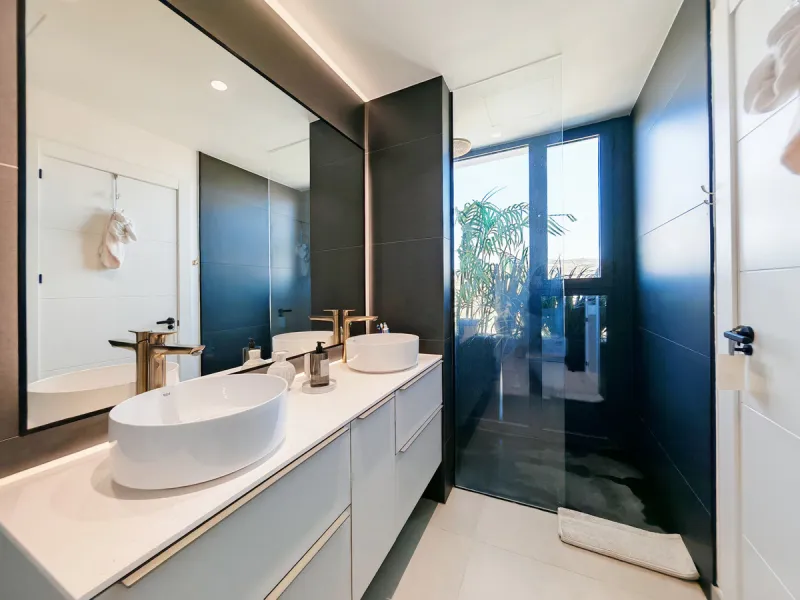 Villa for sale in , Estepona with 5 bedrooms, 3 bathrooms, 2 en suite bathrooms, 1 toilet and with orientation west, with private swimming pool, private garage (1 parking spaces) and private garden. Regarding property dimensions, it has 316 m² built and 4