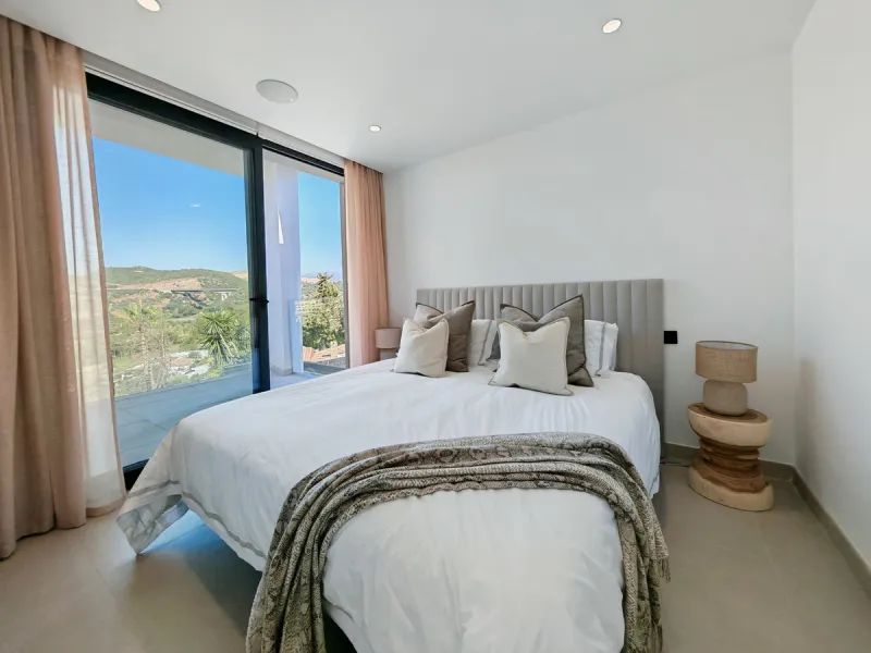 Villa for sale in , Estepona with 5 bedrooms, 3 bathrooms, 2 en suite bathrooms, 1 toilet and with orientation west, with private swimming pool, private garage (1 parking spaces) and private garden. Regarding property dimensions, it has 316 m² built and 4