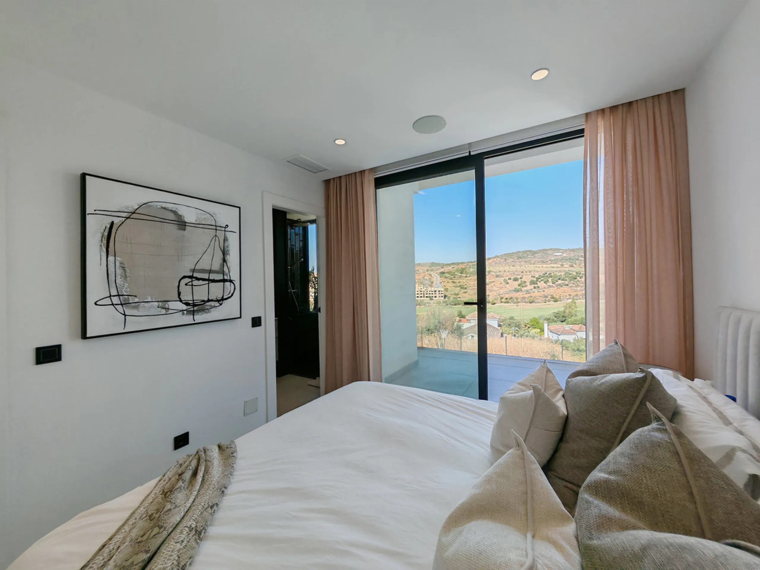 Villa for sale in , Estepona with 5 bedrooms, 3 bathrooms, 2 en suite bathrooms, 1 toilet and with orientation west, with private swimming pool, private garage (1 parking spaces) and private garden. Regarding property dimensions, it has 316 m² built and 4