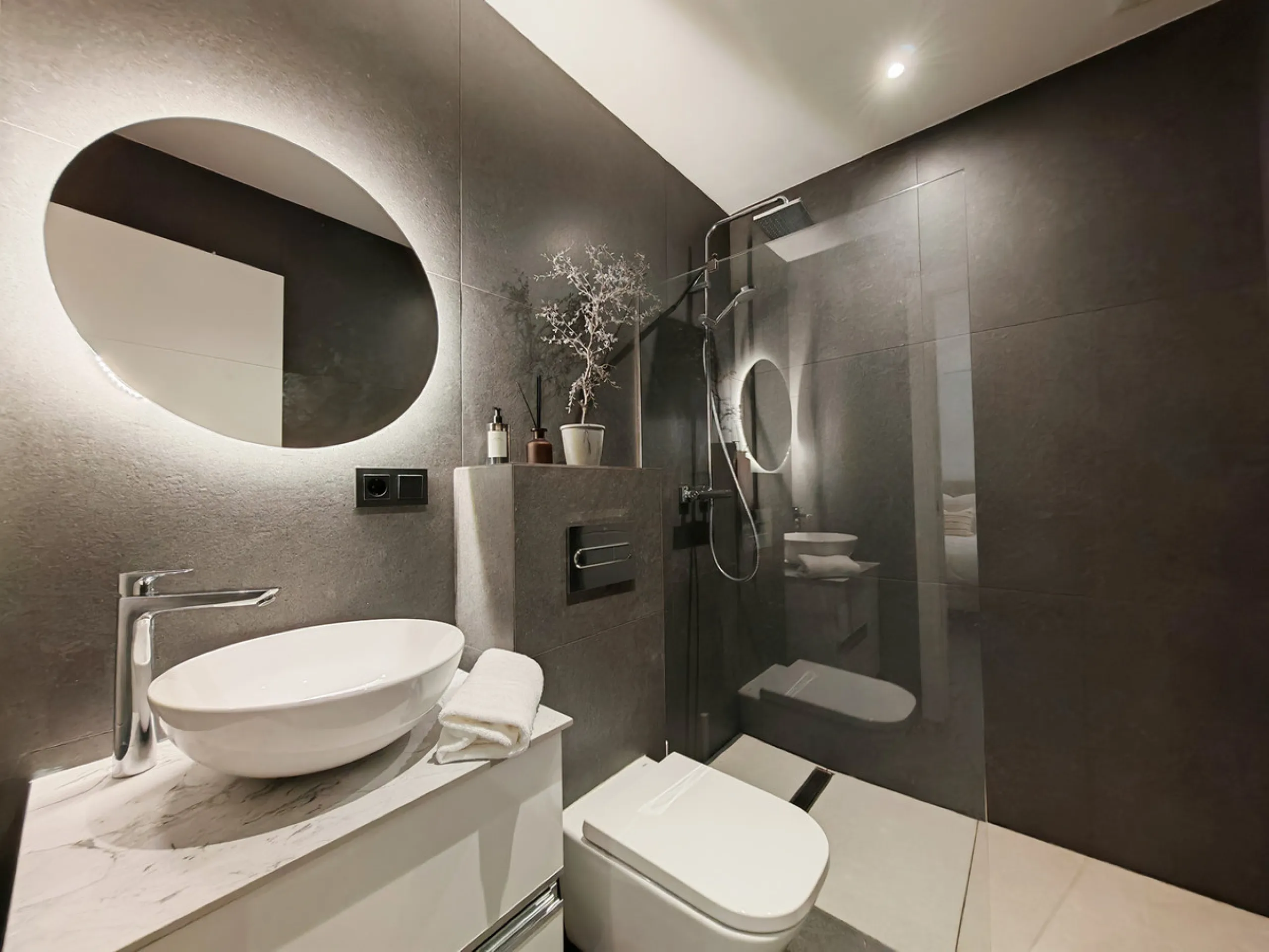 Villa for sale in , Estepona with 5 bedrooms, 3 bathrooms, 2 en suite bathrooms, 1 toilet and with orientation west, with private swimming pool, private garage (1 parking spaces) and private garden. Regarding property dimensions, it has 316 m² built and 4