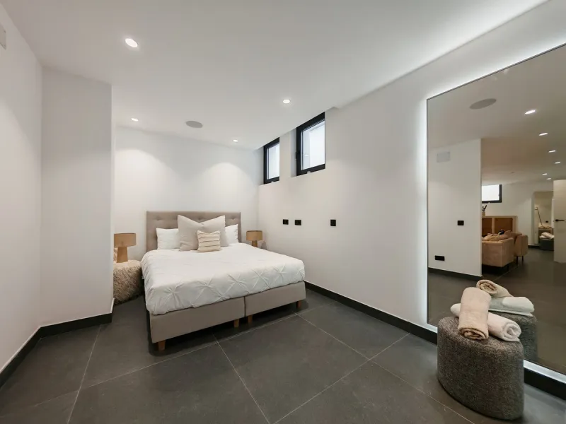 Villa for sale in , Estepona with 5 bedrooms, 3 bathrooms, 2 en suite bathrooms, 1 toilet and with orientation west, with private swimming pool, private garage (1 parking spaces) and private garden. Regarding property dimensions, it has 316 m² built and 4