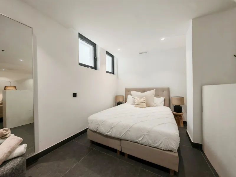 Villa for sale in , Estepona with 5 bedrooms, 3 bathrooms, 2 en suite bathrooms, 1 toilet and with orientation west, with private swimming pool, private garage (1 parking spaces) and private garden. Regarding property dimensions, it has 316 m² built and 4