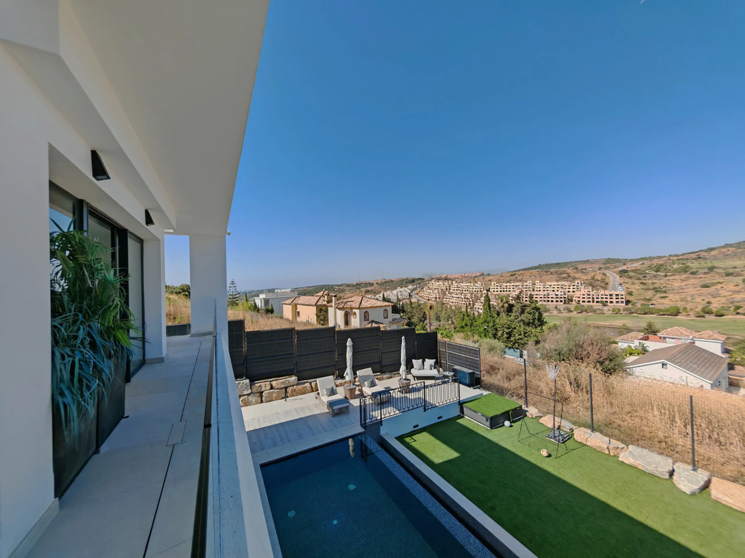 Villa for sale in , Estepona with 5 bedrooms, 3 bathrooms, 2 en suite bathrooms, 1 toilet and with orientation west, with private swimming pool, private garage (1 parking spaces) and private garden. Regarding property dimensions, it has 316 m² built and 4