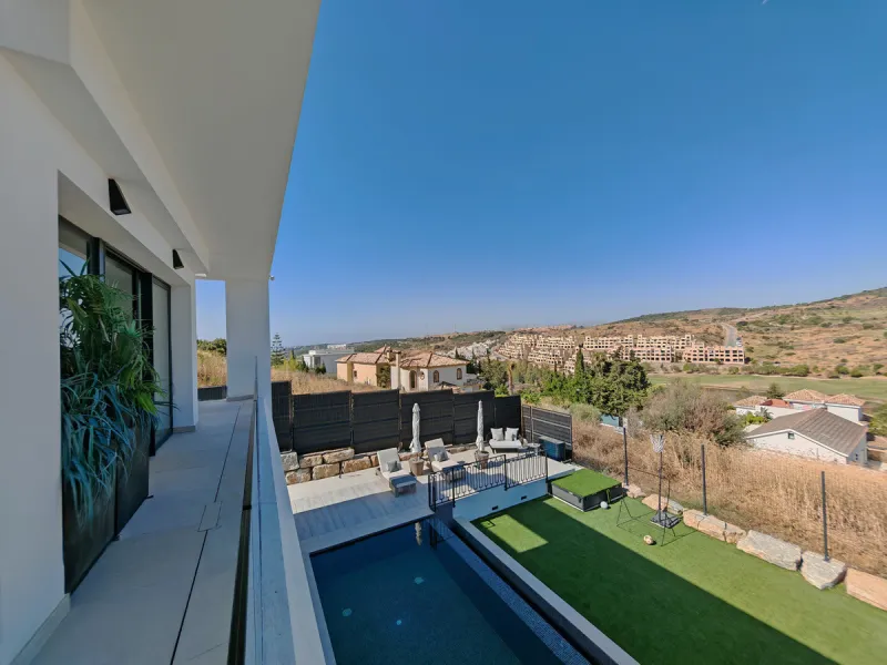 Villa for sale in , Estepona with 5 bedrooms, 3 bathrooms, 2 en suite bathrooms, 1 toilet and with orientation west, with private swimming pool, private garage (1 parking spaces) and private garden. Regarding property dimensions, it has 316 m² built and 4