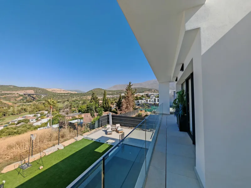 Villa for sale in , Estepona with 5 bedrooms, 3 bathrooms, 2 en suite bathrooms, 1 toilet and with orientation west, with private swimming pool, private garage (1 parking spaces) and private garden. Regarding property dimensions, it has 316 m² built and 4
