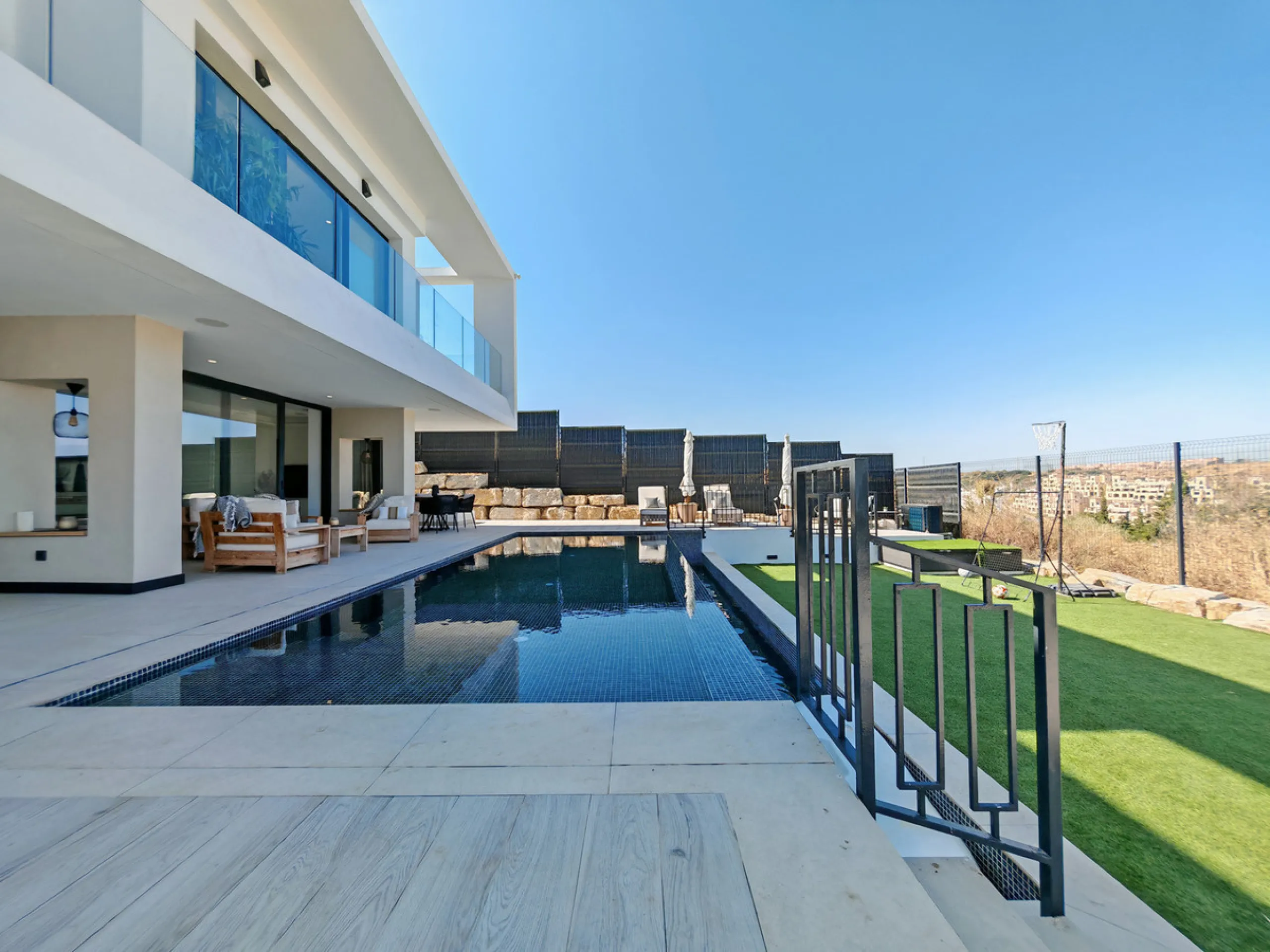 Villa for sale in , Estepona with 5 bedrooms, 3 bathrooms, 2 en suite bathrooms, 1 toilet and with orientation west, with private swimming pool, private garage (1 parking spaces) and private garden. Regarding property dimensions, it has 316 m² built and 4