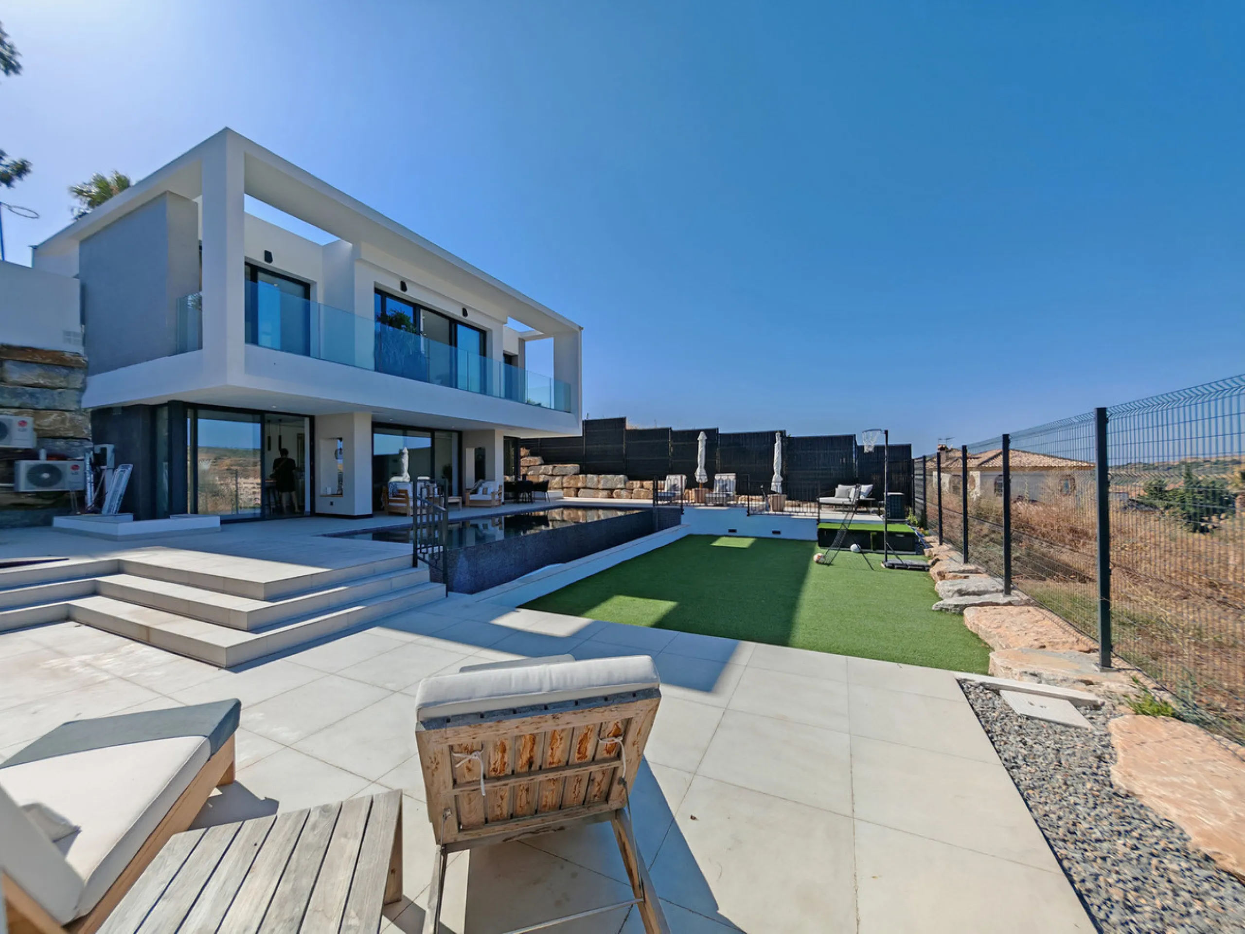 Villa for sale in , Estepona with 5 bedrooms, 3 bathrooms, 2 en suite bathrooms, 1 toilet and with orientation west, with private swimming pool, private garage (1 parking spaces) and private garden. Regarding property dimensions, it has 316 m² built and 4
