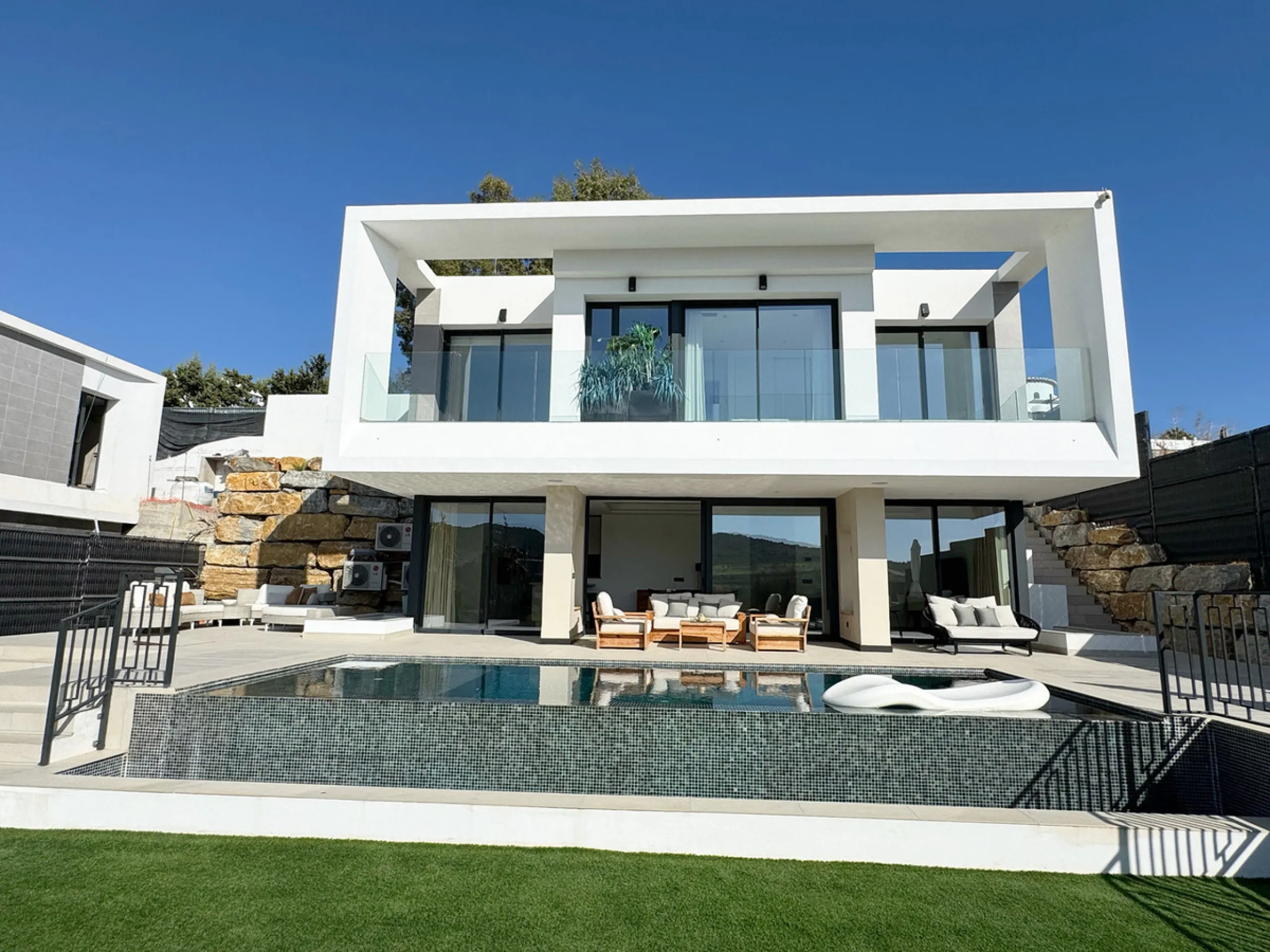 Villa for sale in , Estepona with 5 bedrooms, 3 bathrooms, 2 en suite bathrooms, 1 toilet and with orientation west, with private swimming pool, private garage (1 parking spaces) and private garden. Regarding property dimensions, it has 316 m² built and 4