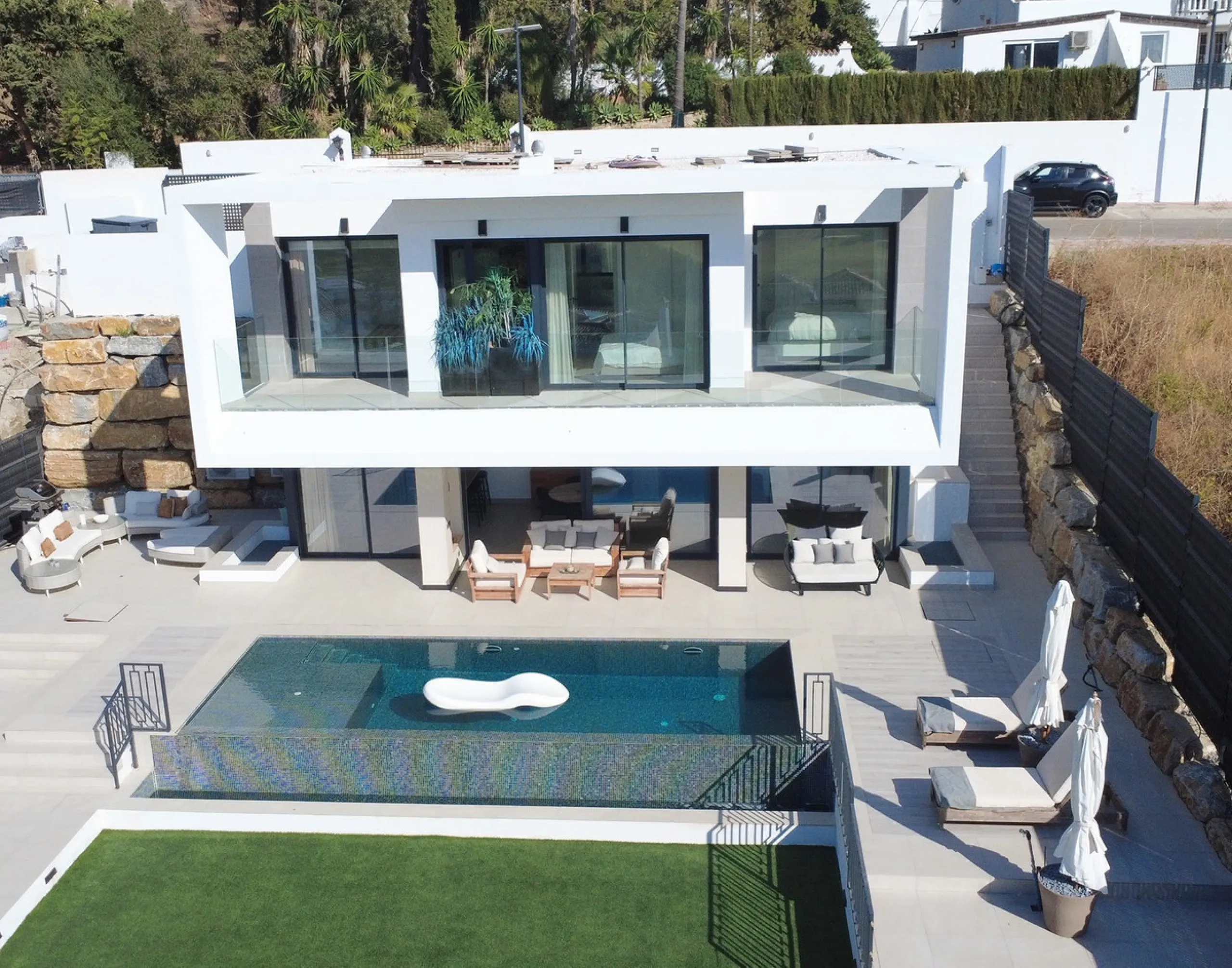 Villa for sale in , Estepona with 5 bedrooms, 3 bathrooms, 2 en suite bathrooms, 1 toilet and with orientation west, with private swimming pool, private garage (1 parking spaces) and private garden. Regarding property dimensions, it has 316 m² built and 4