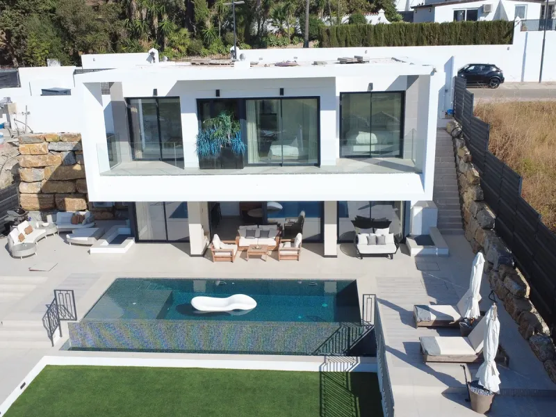 Villa for sale in , Estepona with 5 bedrooms, 3 bathrooms, 2 en suite bathrooms, 1 toilet and with orientation west, with private swimming pool, private garage (1 parking spaces) and private garden. Regarding property dimensions, it has 316 m² built and 4