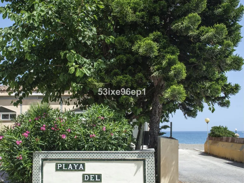 Reizendes Strandhaus zu verkaufen nur 50 Meter vom Meer entfernt in der ruhigen und gut angebundenen Gegend Arroyo Vaquero, Estepona. Diese Immobilie im mediterranen Stil bietet eine ausgezeichnete Gelegenheit für alle, die ein Küstenhaus mit Priva