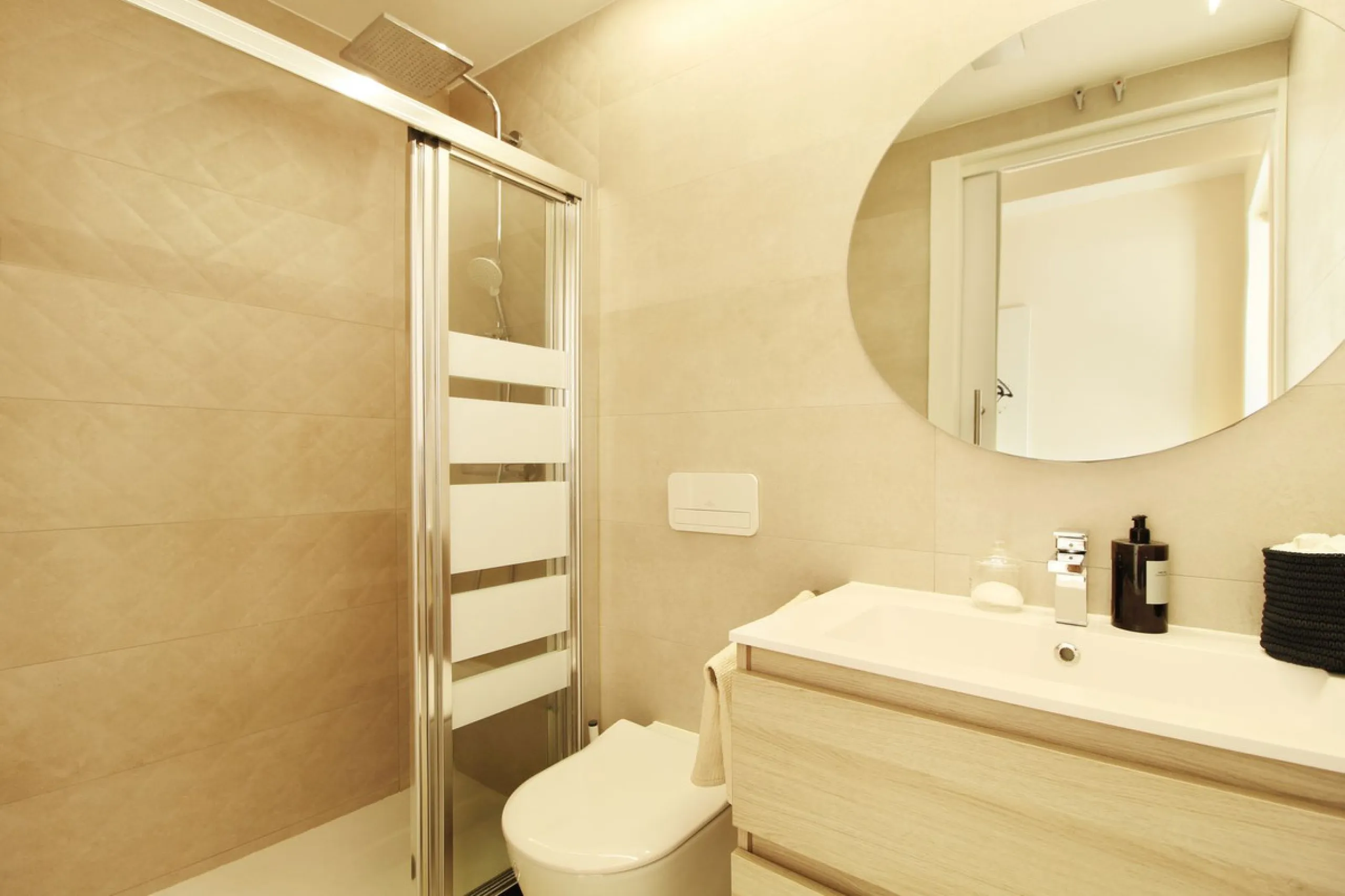 This beautifully refurbished third floor corner apartment in this sought after urbanisation has been upgraded to the highest standards, and is a delightful mix of modern elegance and comfort.