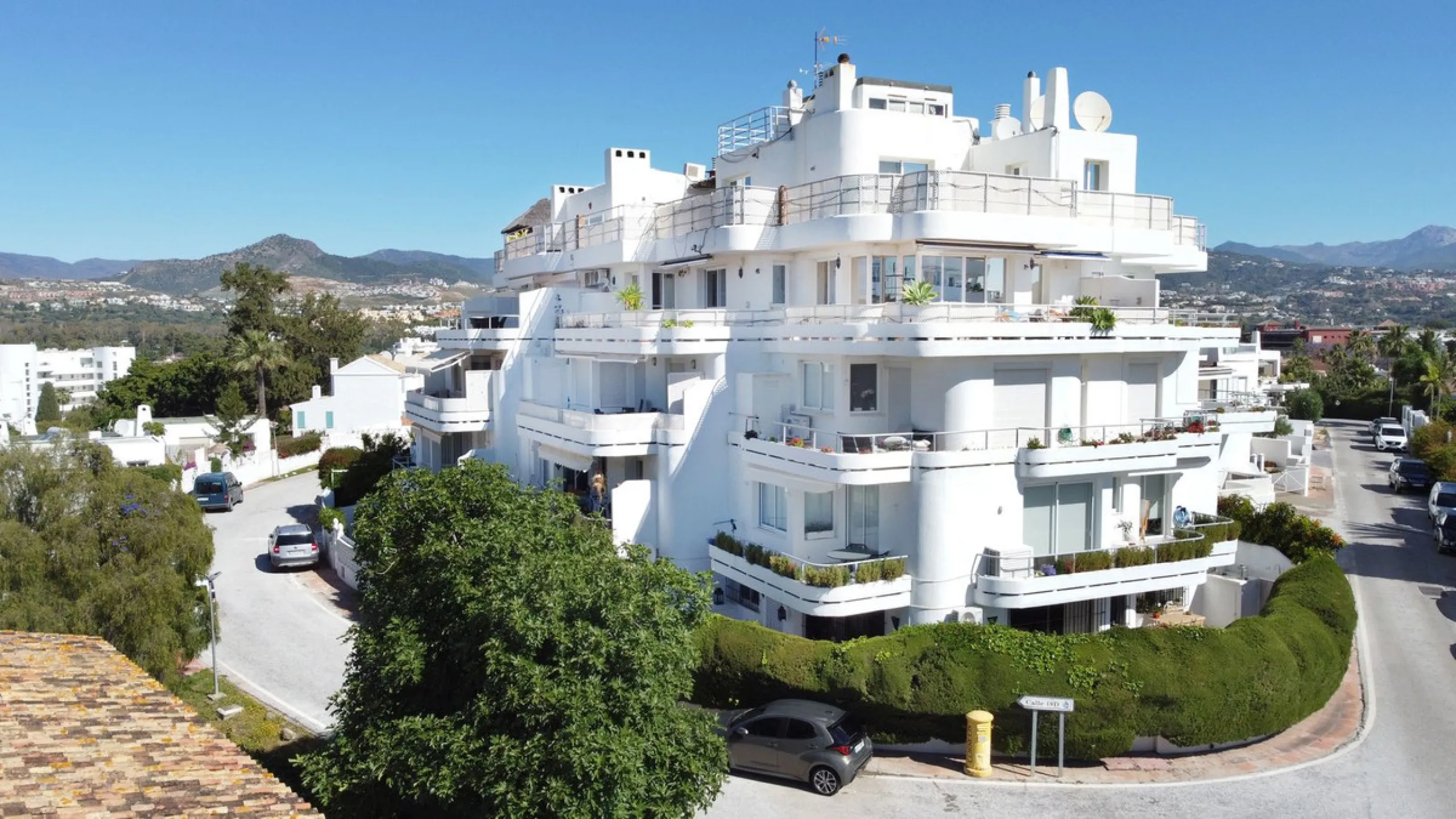 This beautifully refurbished third floor corner apartment in this sought after urbanisation has been upgraded to the highest standards, and is a delightful mix of modern elegance and comfort.