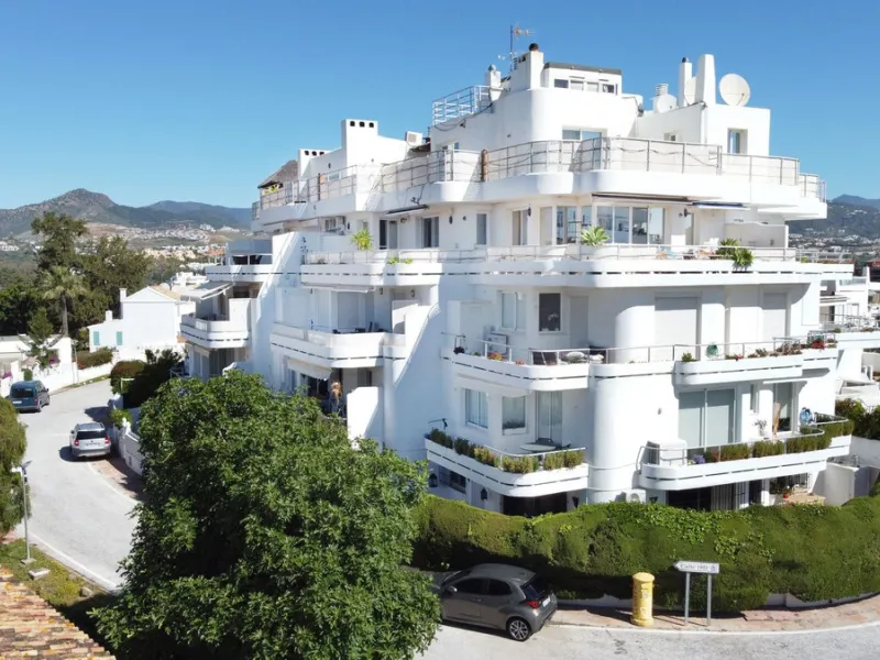This beautifully refurbished third floor corner apartment in this sought after urbanisation has been upgraded to the highest standards, and is a delightful mix of modern elegance and comfort.