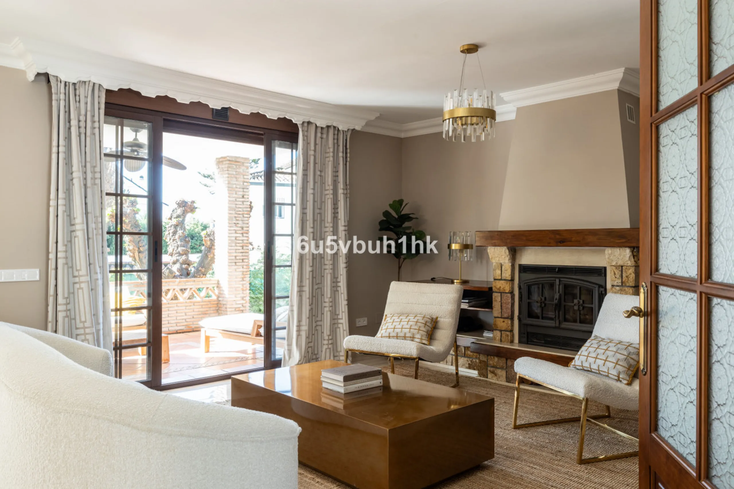 We are thrilled to present our exclusive listing; an unparalleled opportunity to own an exquisite and modern villa located in the highly sought-after area of San Pedro de Alcantara. Renovated and in impeccable condition, this property epitomizes luxurious
