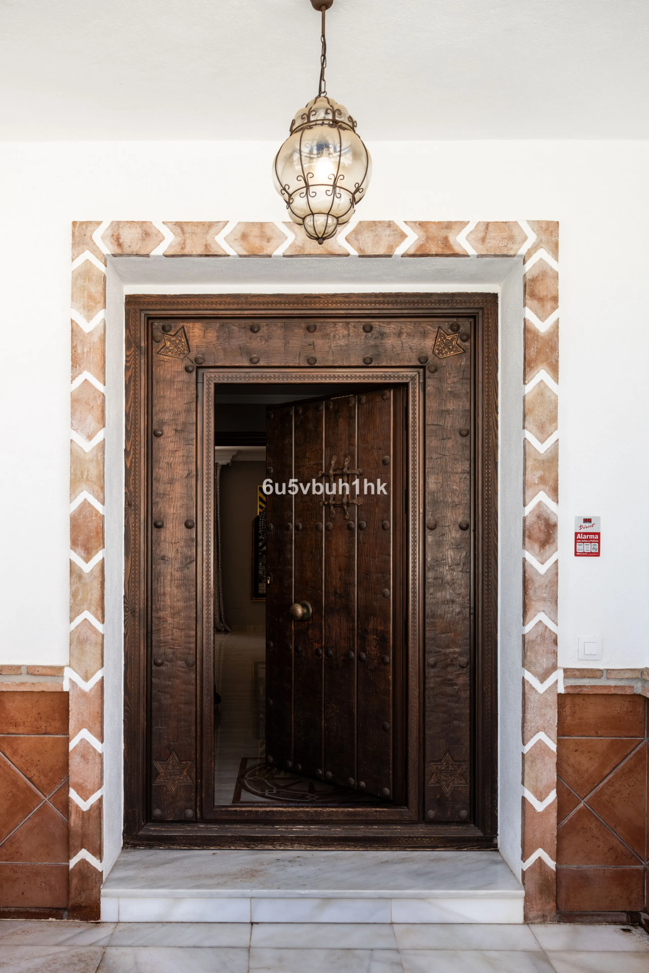 We are thrilled to present our exclusive listing; an unparalleled opportunity to own an exquisite and modern villa located in the highly sought-after area of San Pedro de Alcantara. Renovated and in impeccable condition, this property epitomizes luxurious