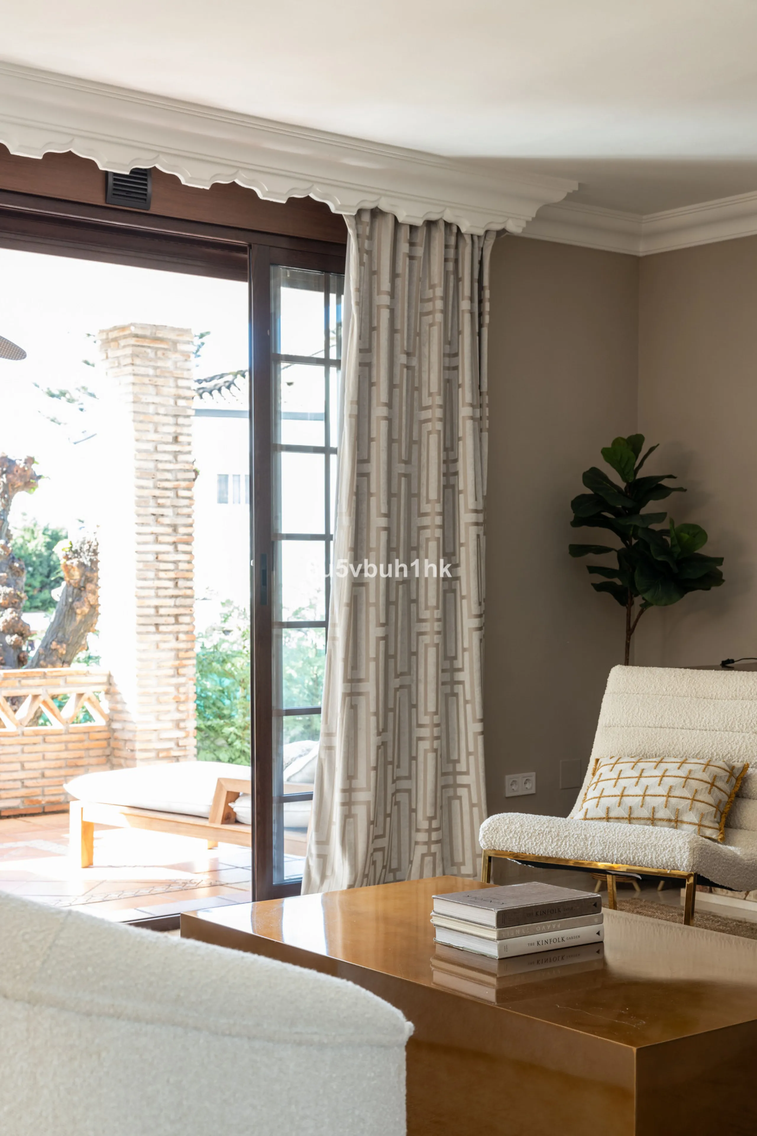 We are thrilled to present our exclusive listing; an unparalleled opportunity to own an exquisite and modern villa located in the highly sought-after area of San Pedro de Alcantara. Renovated and in impeccable condition, this property epitomizes luxurious