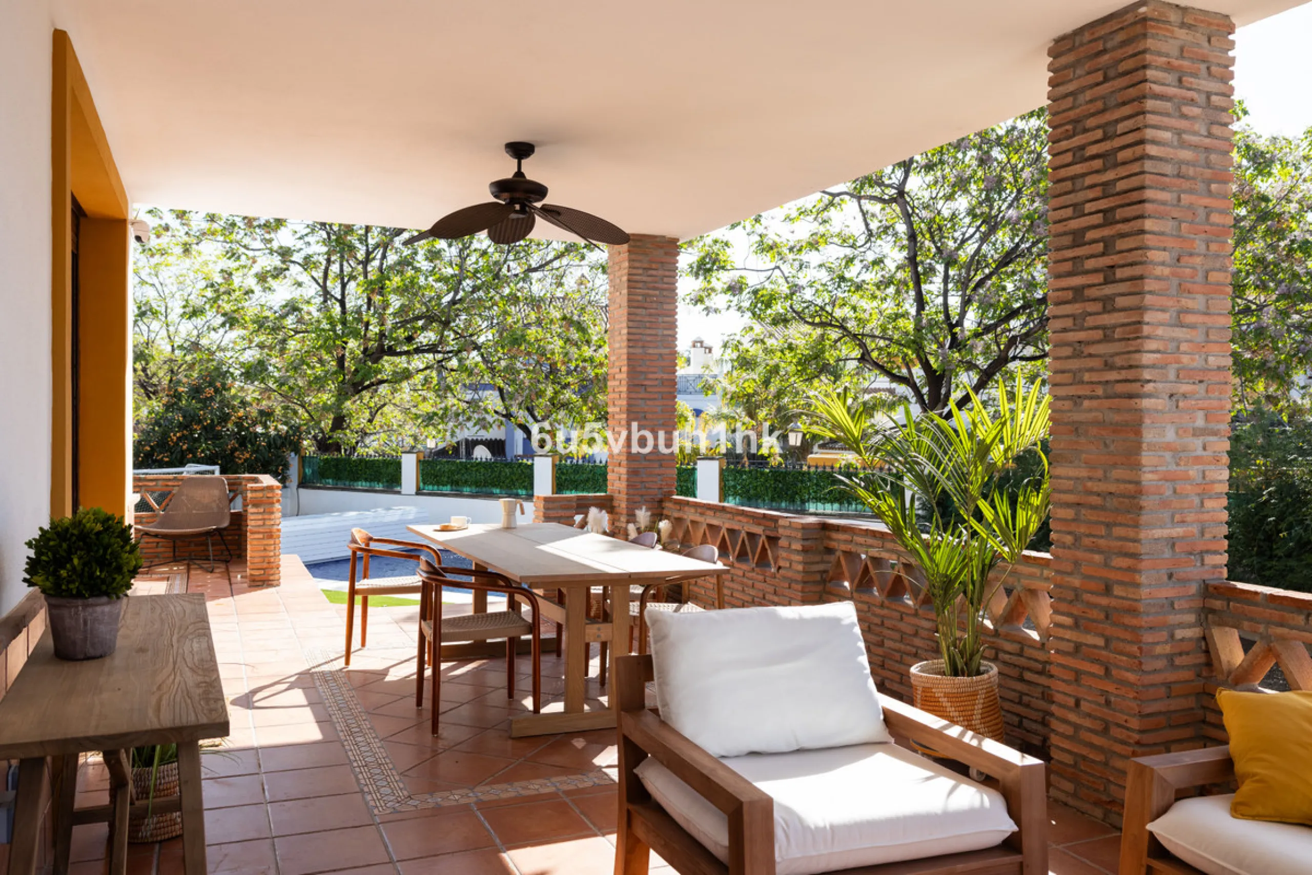 We are thrilled to present our exclusive listing; an unparalleled opportunity to own an exquisite and modern villa located in the highly sought-after area of San Pedro de Alcantara. Renovated and in impeccable condition, this property epitomizes luxurious