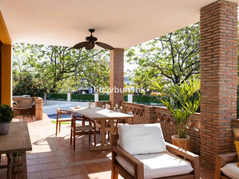 We are thrilled to present our exclusive listing; an unparalleled opportunity to own an exquisite and modern villa located in the highly sought-after area of San Pedro de Alcantara. Renovated and in impeccable condition, this property epitomizes luxurious