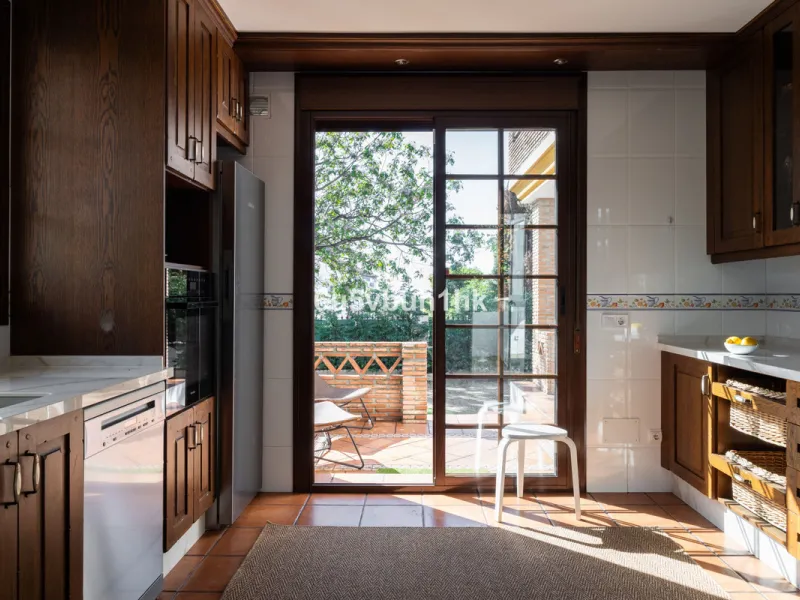 We are thrilled to present our exclusive listing; an unparalleled opportunity to own an exquisite and modern villa located in the highly sought-after area of San Pedro de Alcantara. Renovated and in impeccable condition, this property epitomizes luxurious