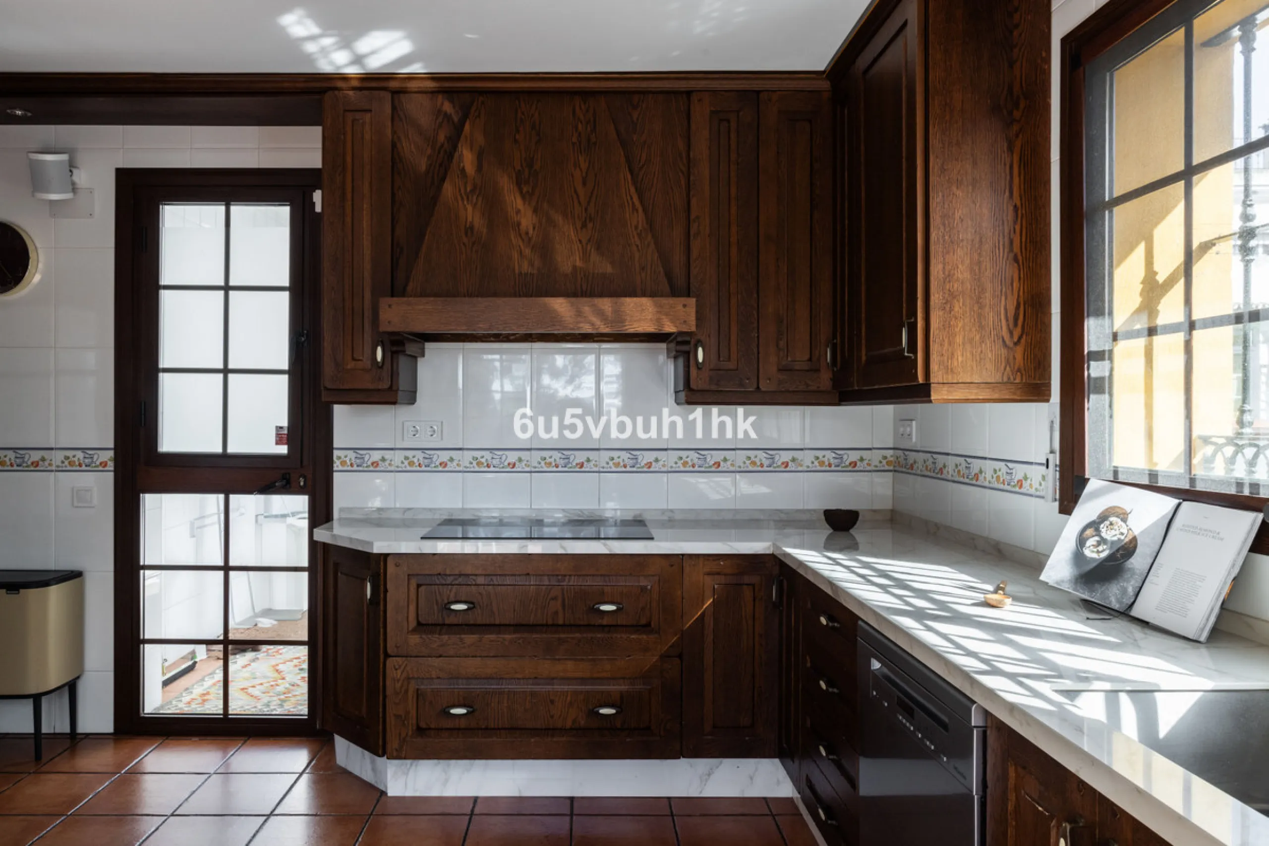 We are thrilled to present our exclusive listing; an unparalleled opportunity to own an exquisite and modern villa located in the highly sought-after area of San Pedro de Alcantara. Renovated and in impeccable condition, this property epitomizes luxurious