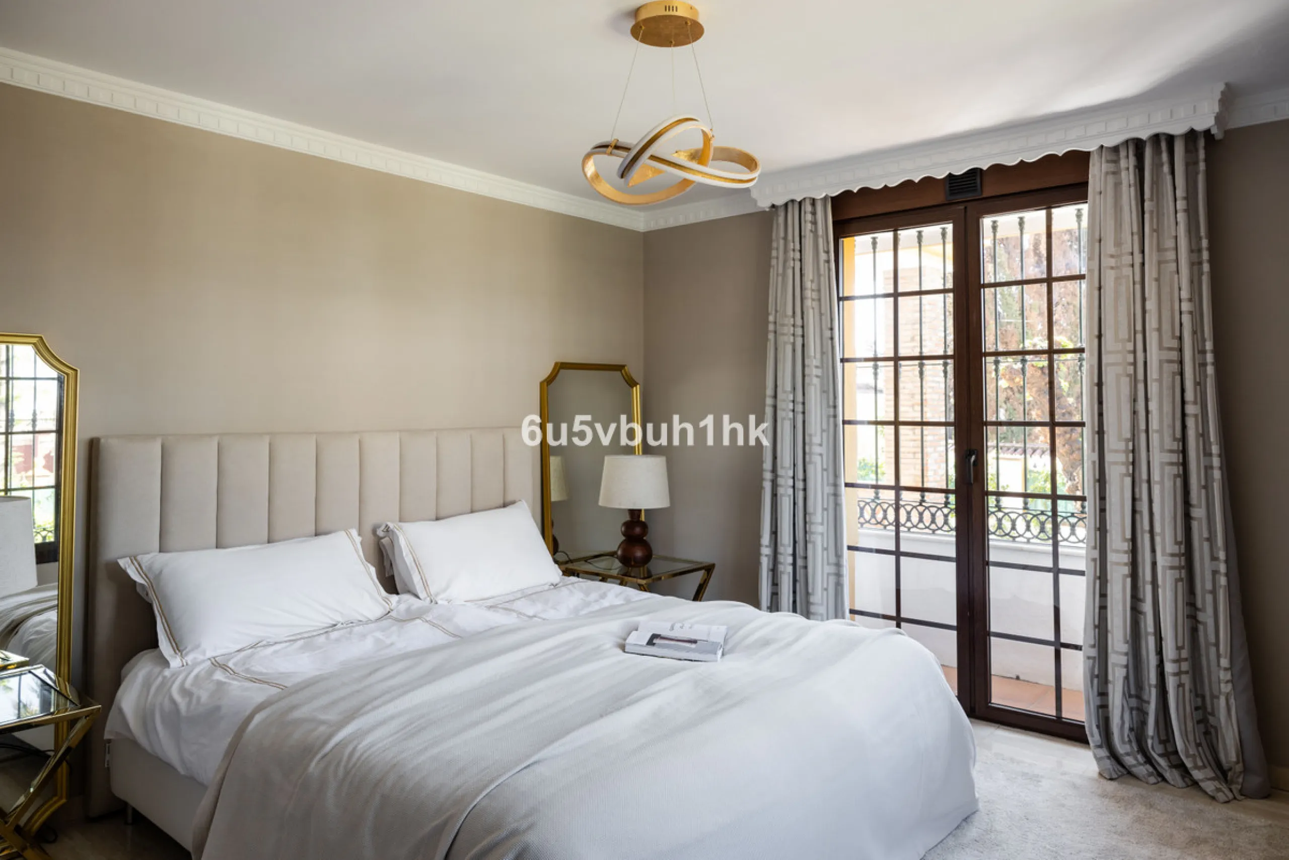 We are thrilled to present our exclusive listing; an unparalleled opportunity to own an exquisite and modern villa located in the highly sought-after area of San Pedro de Alcantara. Renovated and in impeccable condition, this property epitomizes luxurious