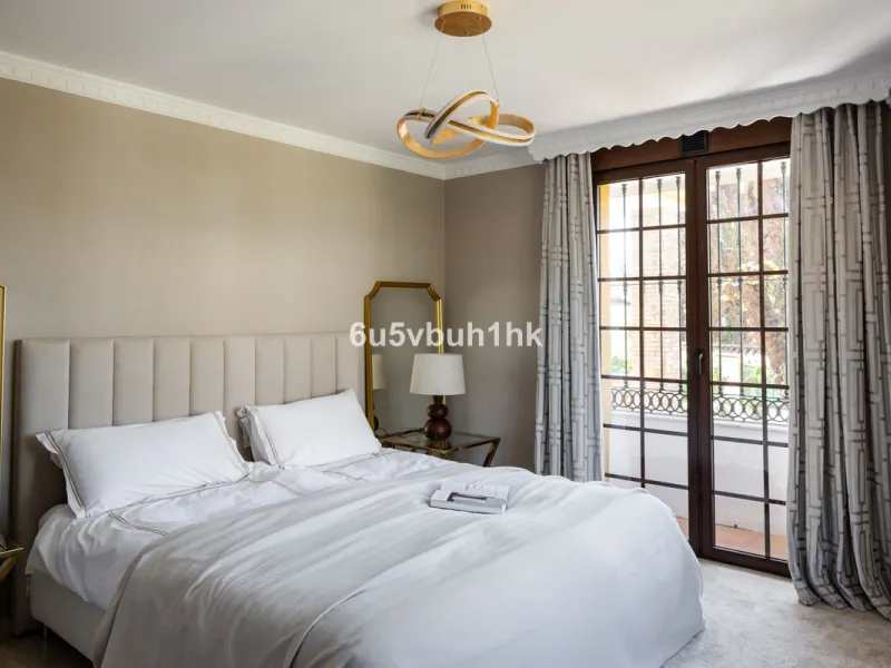 We are thrilled to present our exclusive listing; an unparalleled opportunity to own an exquisite and modern villa located in the highly sought-after area of San Pedro de Alcantara. Renovated and in impeccable condition, this property epitomizes luxurious